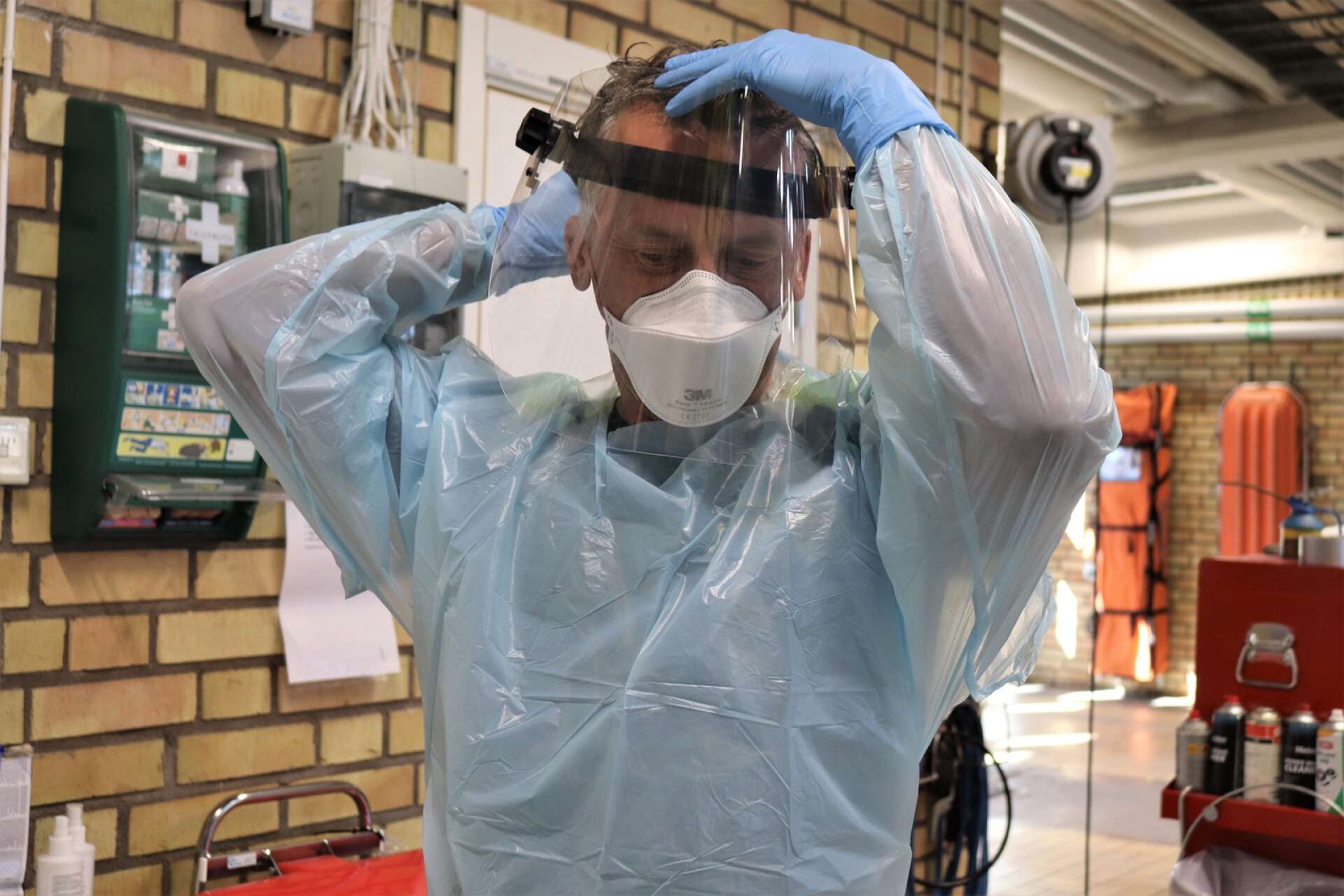 Under pandemin behövde ambulanspersonalen ha på sig munskydd, visir, handskar och skyddskläder. 