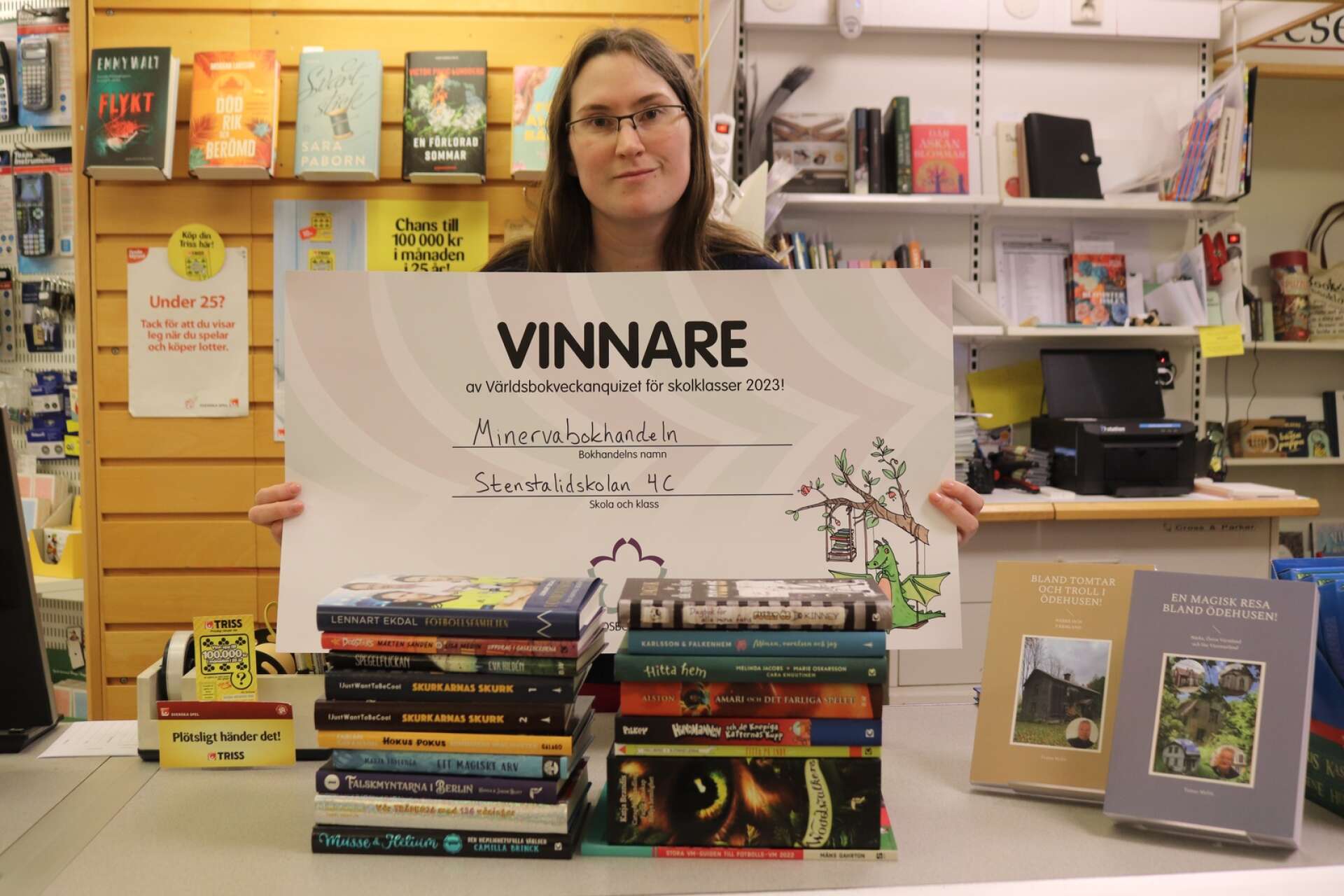Hannah Frisell, som är ägare av Minervabokhandeln delade ut vinsten till klass 4C på Stenstalidskolan