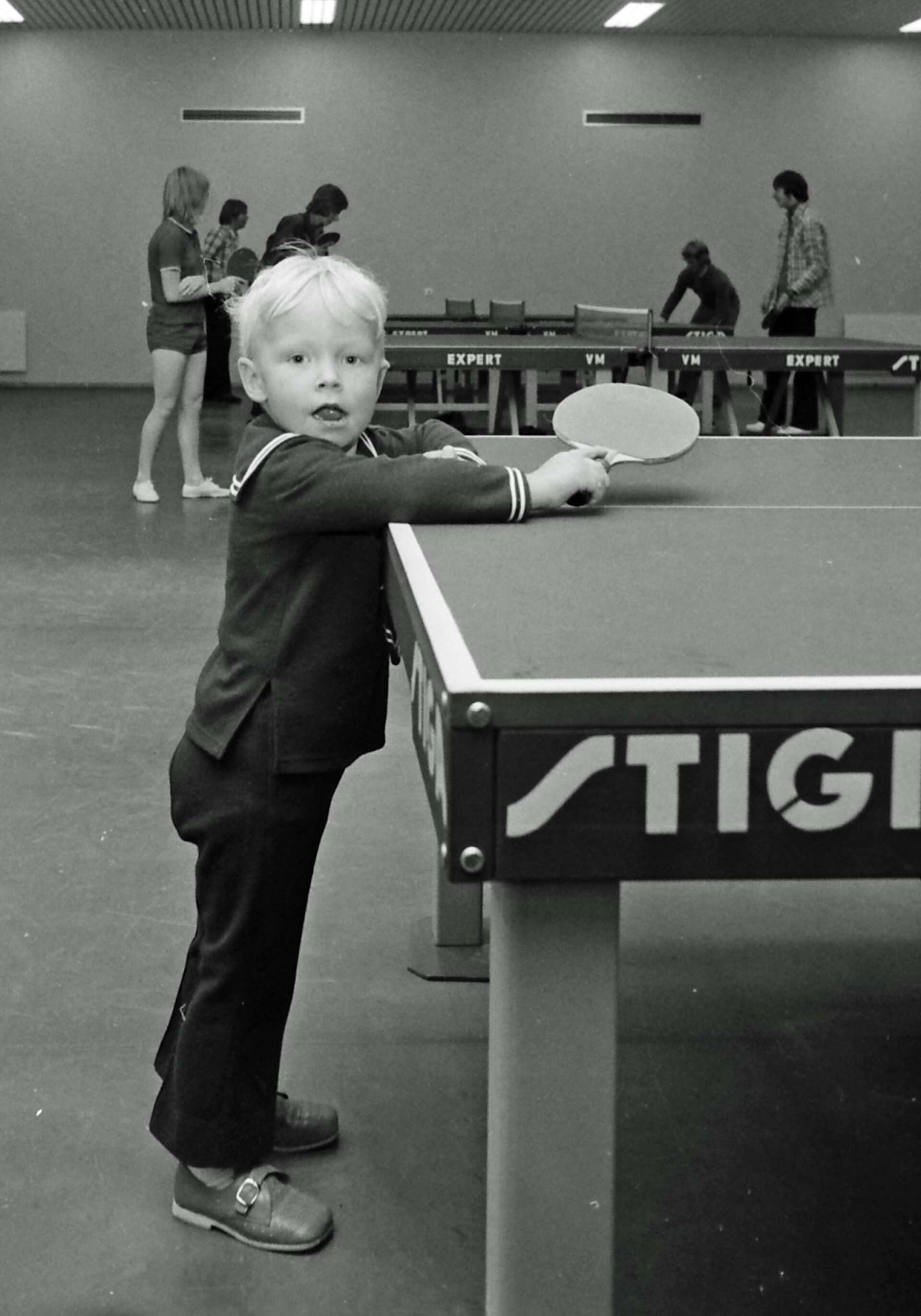 Det var många som ville testa olika aktiviteter i den nya sporthallen. En som provade på bordtennis var Ebbe Johansson, som den gången var 3 år. 