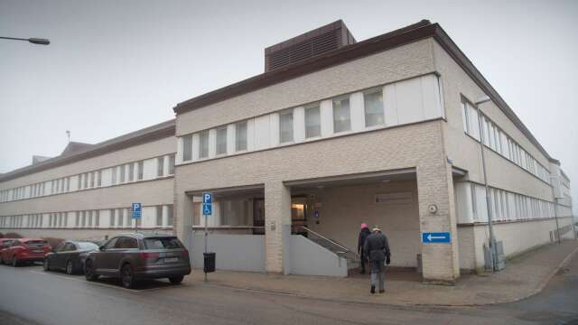 Vänersborgs tingsrätt har beslutat om förlängd åtalstid för en 37-åring i Melleruds kommun som misstänks för misshandel och barnfridsbrott.