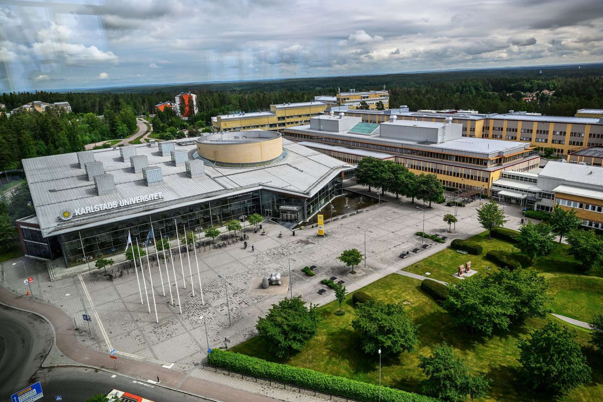 Inget annat universitet i Sverige placerar sig sämre. Karlstads universitet borde aldrig ha fått universitetsstatus och borde åter bli en högskola, skriver Kajsa Dovstad och Nora Karlsson.