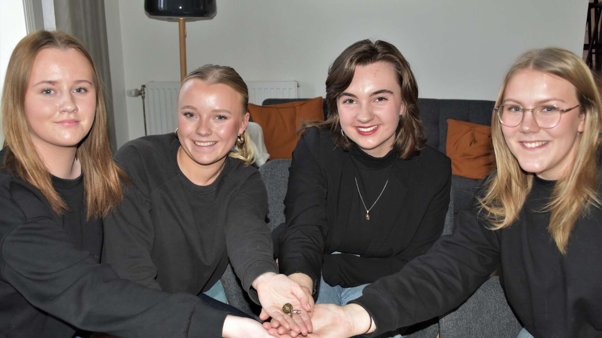 Julia Thoresson, Mina Nävehed, Tania Eriksson och Ida Nävehed,  Easy Pin UF, vann årets omgång av Draknästet