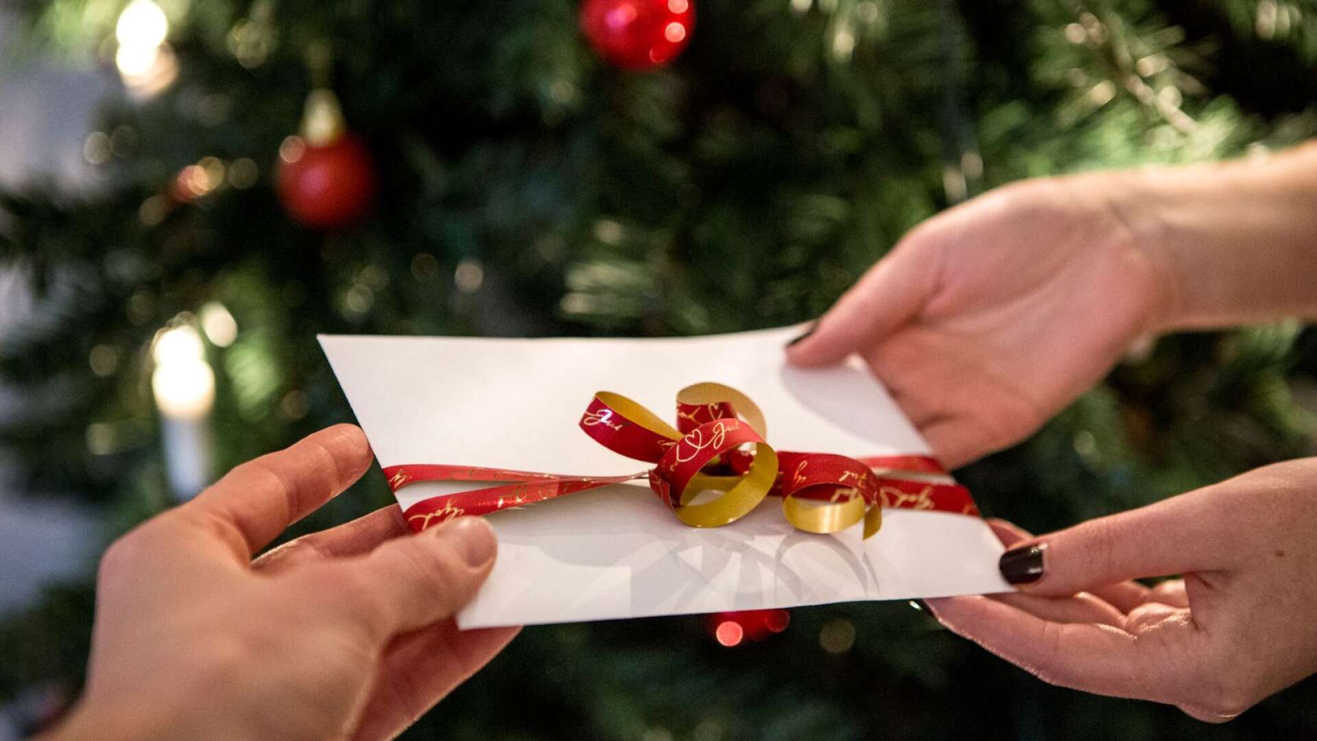Julgåvorna som Karlstads kommun och Region Värmland ska ge till sina anställd kan bryta mot upphandlingslagstiftningen.