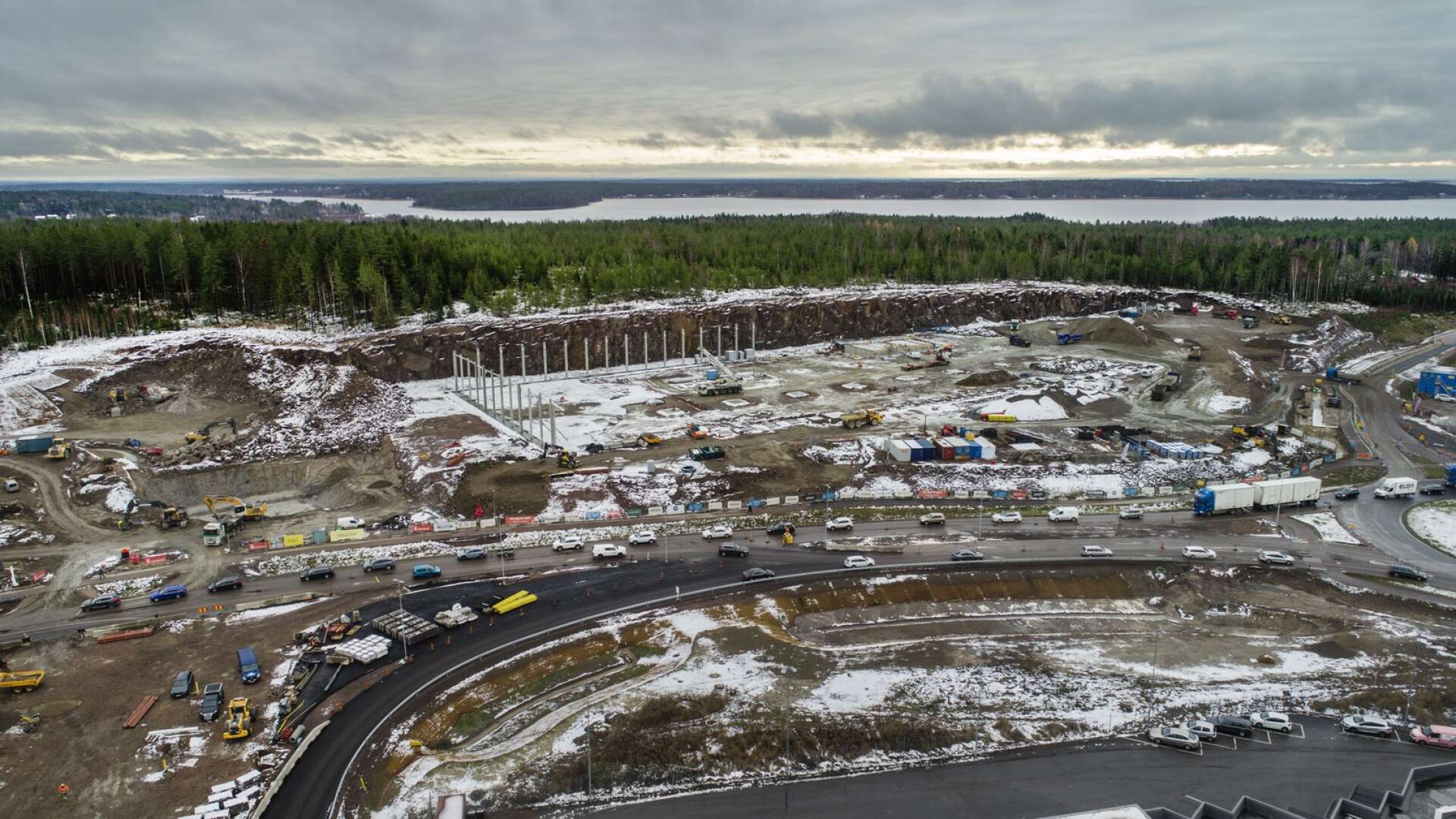  Efter ett drygt halvår av intensiv sprängning börjar det se ut som en byggarbetsplats ute vid Välsviken. Hösten 2023 ska Bauhaus-varuhuset stå klart.