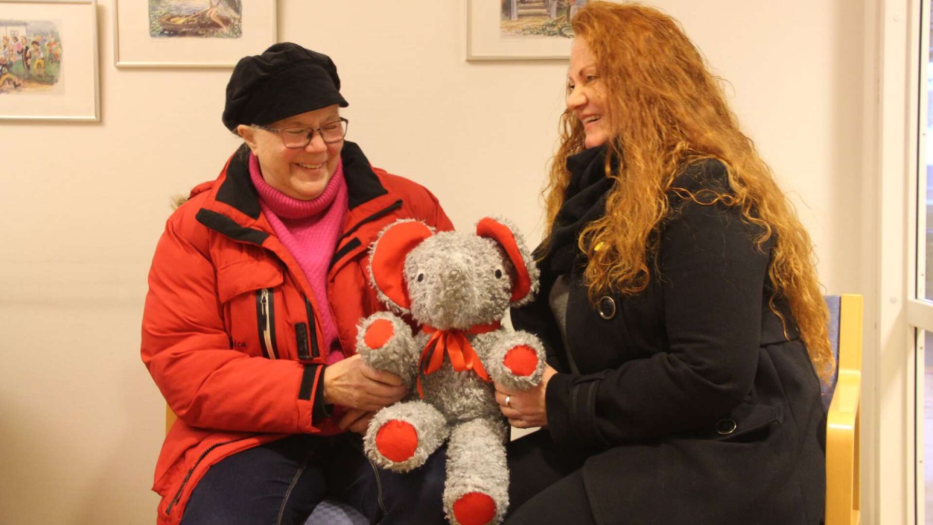 Monica Johansson och Hèléne Agdén med elefanten Fjantus som auktioneras ut till förmån för Barncancerfonden Västra.