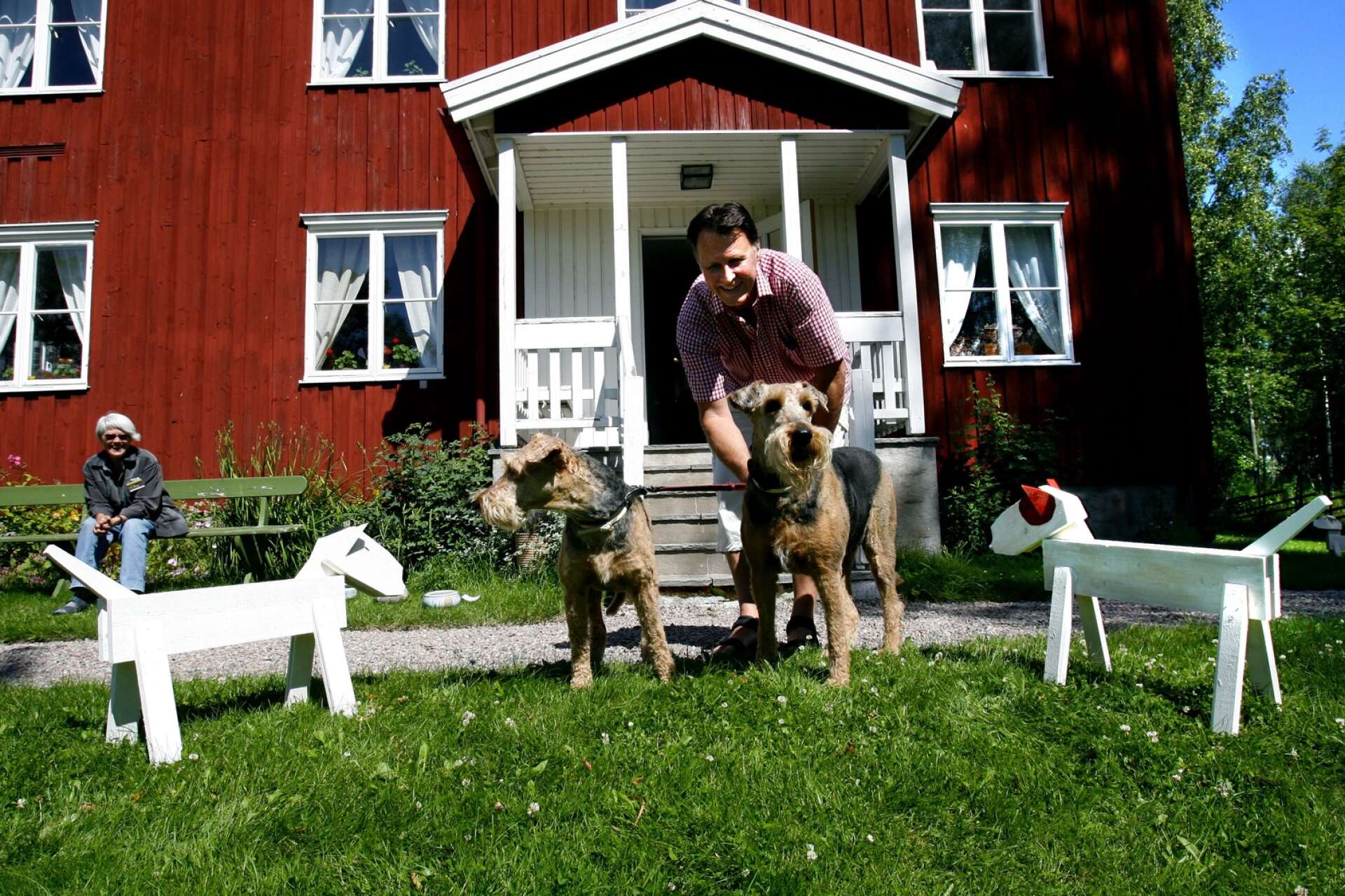Temat för utställningen i Tälleruds hembygdsgård var hundar, men inte alla hundar fick vara med när utställningen väl öppnades.