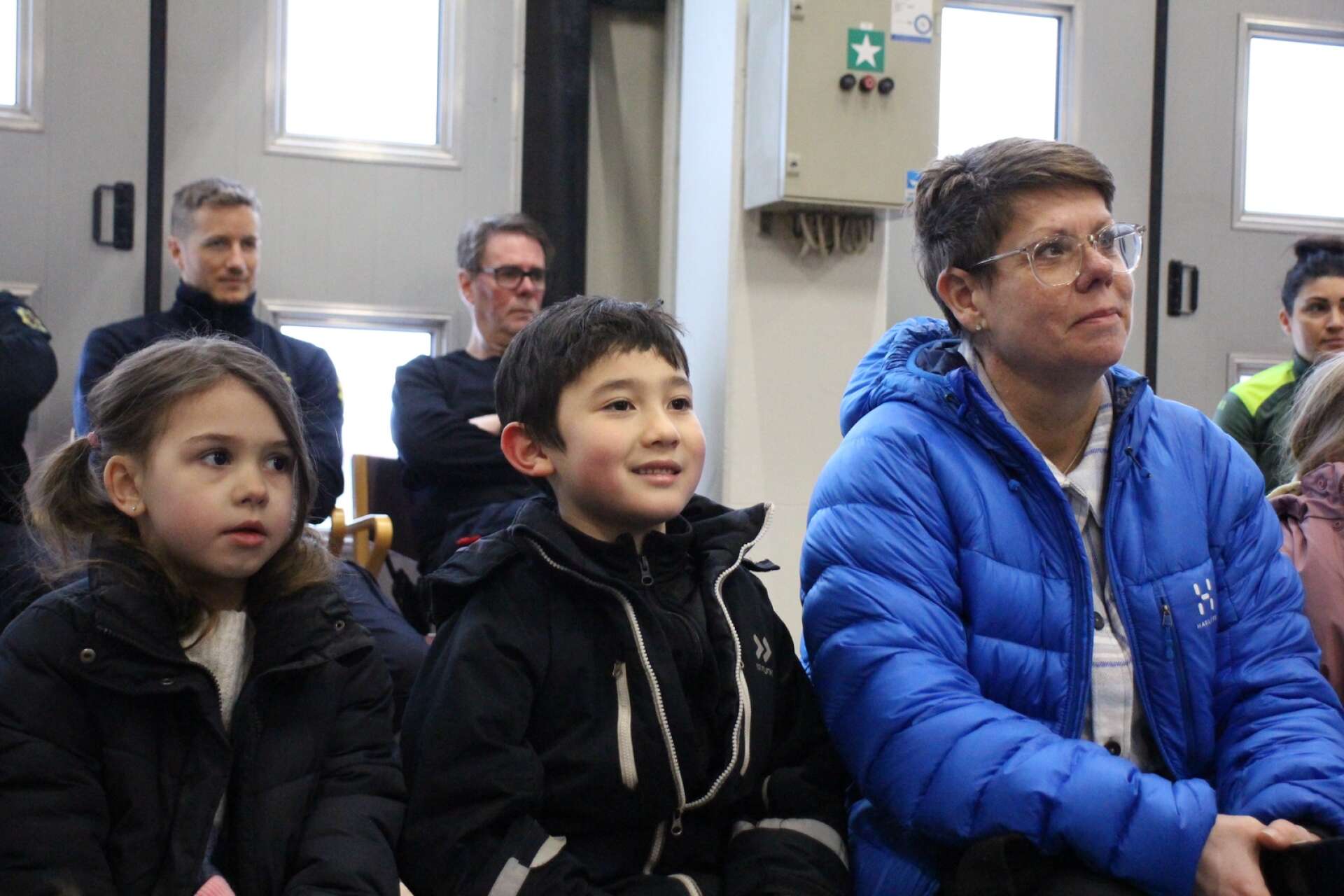Sexåriga Nellie Schallengruber Livros och Colin Pettersson sitter bredvid läraren Marie Sjöberg.