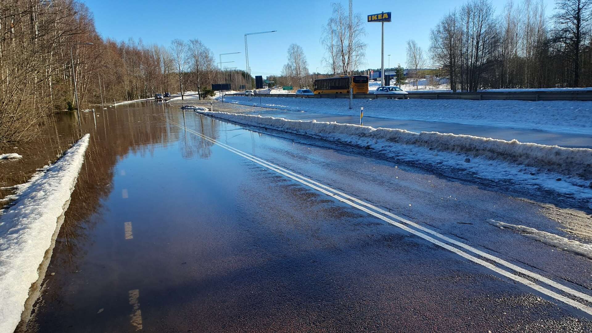 Totalt ett tiotal bilar fastnade under lördagsmorgonen i det översvämmade området vid Eriksberg nära E18, väster om Karlstad. De fick snällt vänta på bärgare.