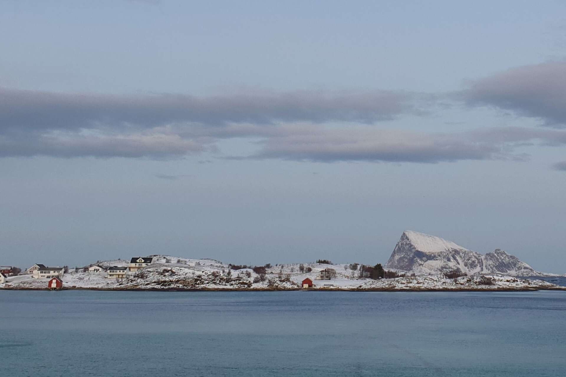 Den spetsiga ön Håja är ett kännetecken utanför Sommarøy som inspirerat arkitekturen till Ishavskatedralen i Tromsø.
