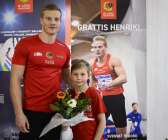Henrik Larsson får blommor av Benjamin Skarman, tio år, som tillhör Götas ungdomsgrupp.