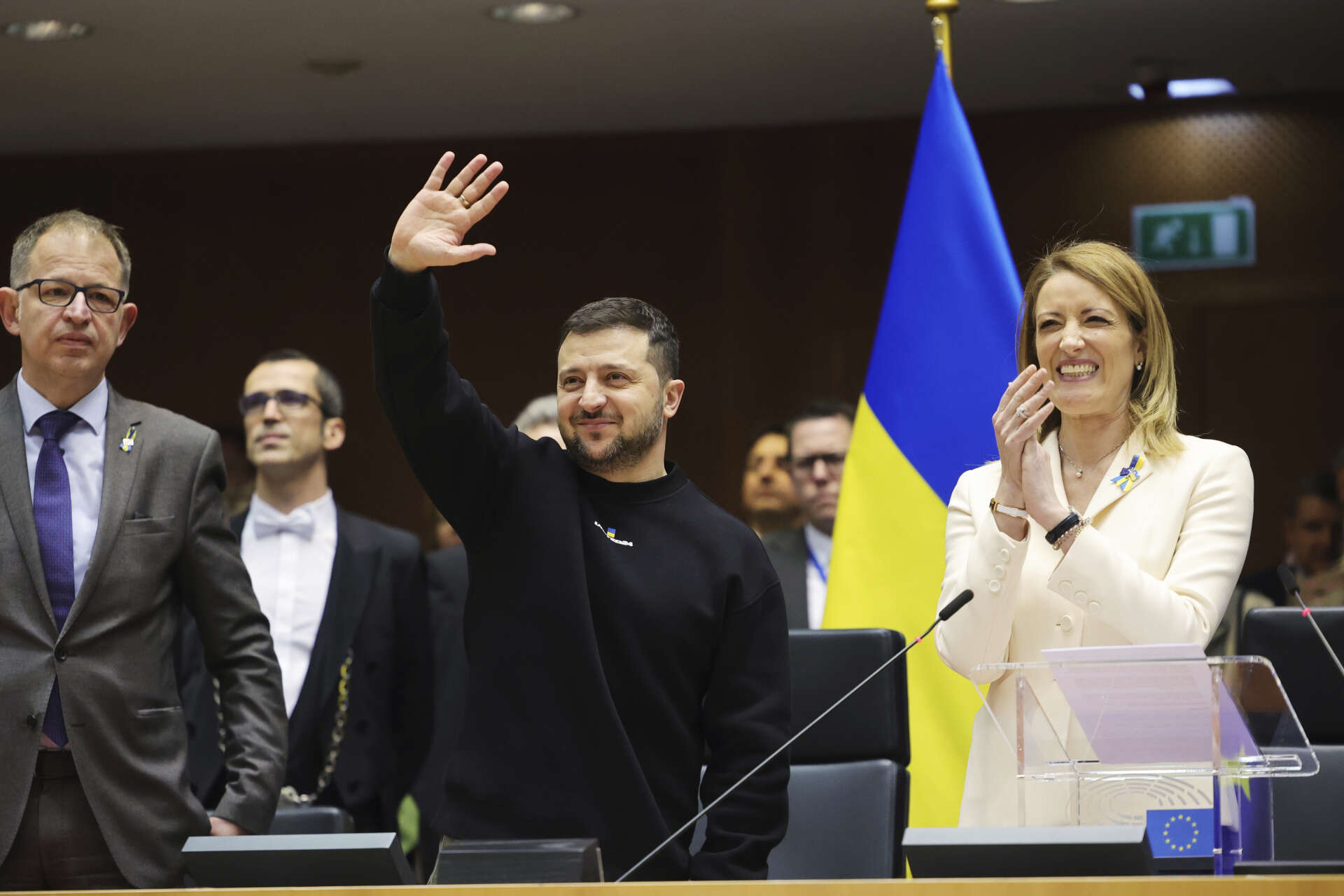 Ukrainas president Volodymyr Zelenskyj och EU-parlamentets talman Roberta Metsola tar emot jubel och applåder i sessionssalen i Bryssel.
