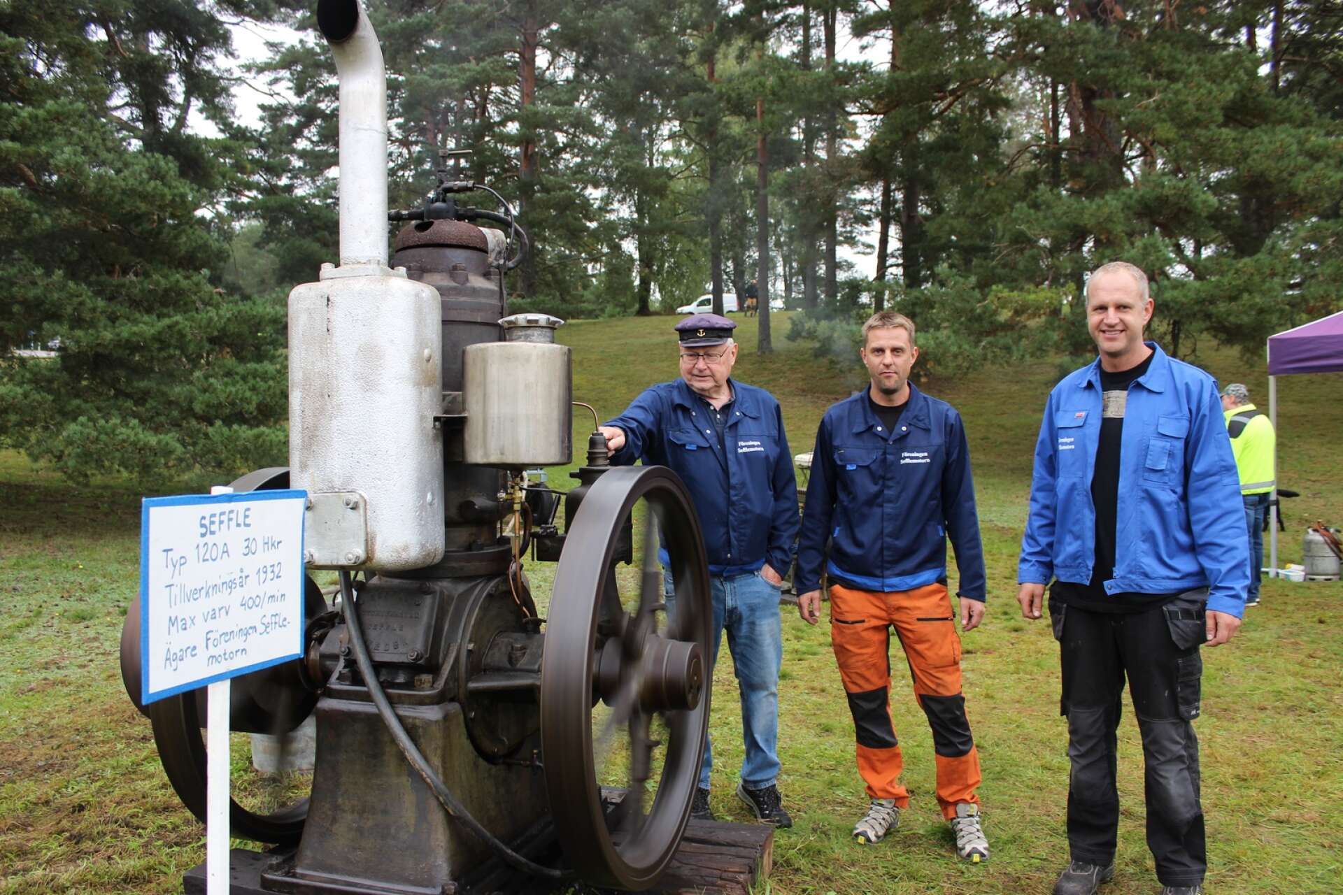 Benny Stolpe, Anders Jansson och Daniel Bergman från föreningen Seffle-Motorn visade upp tändkulemotorer. De vill gärna se fler medlemmar i föreningen.