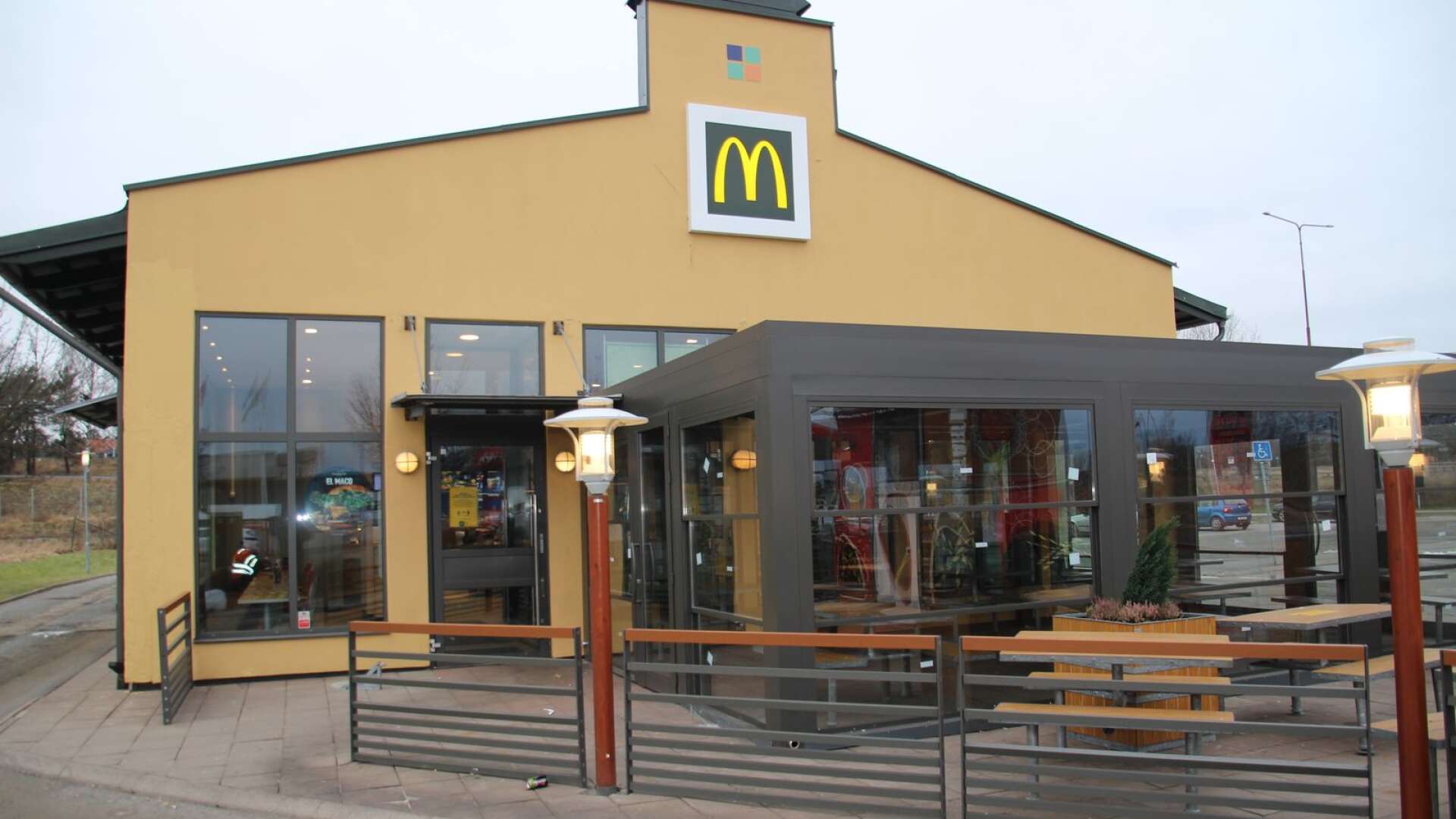 McDonalds i Säffle med en ny vinterträdgård, slog rekord under den gångna helgen. Aldrig tidigare har man sålt så många måltider och haft så många bilar i drive-in-serveringen.