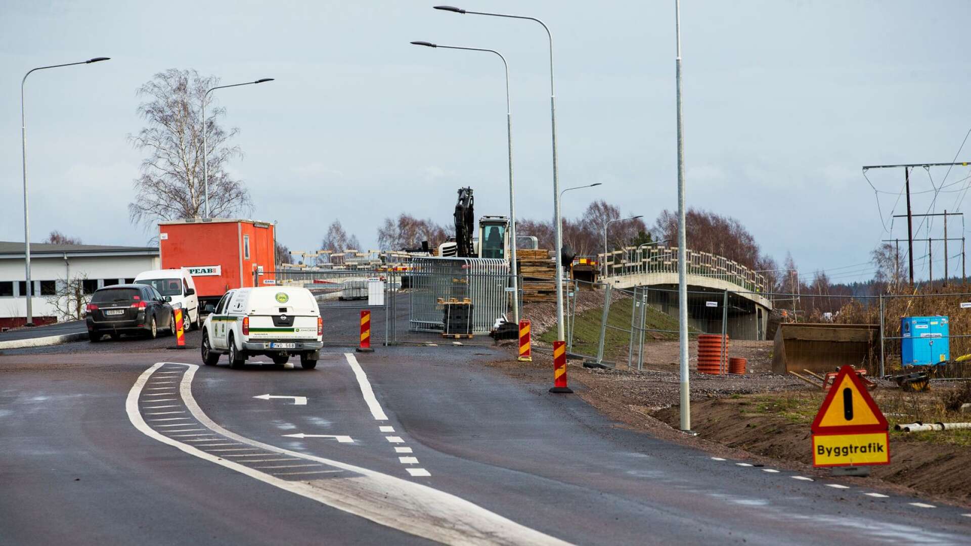 Det kan dröja ända upp till ett år innan den nya bron över Örsholmen mellan Lamberget och Örsholmen kan öppnas för trafik. Brobygget har stoppats efter att man hittade en spricka i betongkonstruktionen. Bron ska ersätta Elverumsbron som ska stängas för biltrafik.