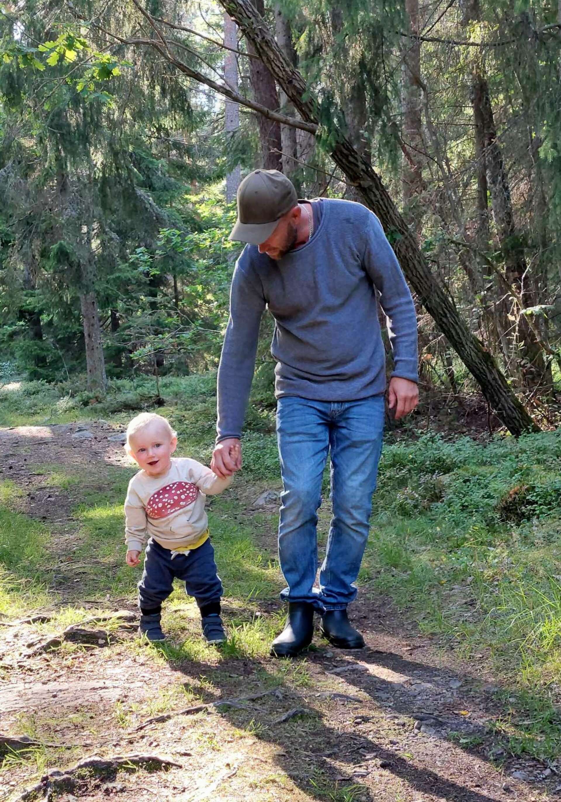 Leo Harstad tar livets första promenad på Lurö, pappas hand hjälper balansen bra. Bilden är tagen av mamma Ulrika.