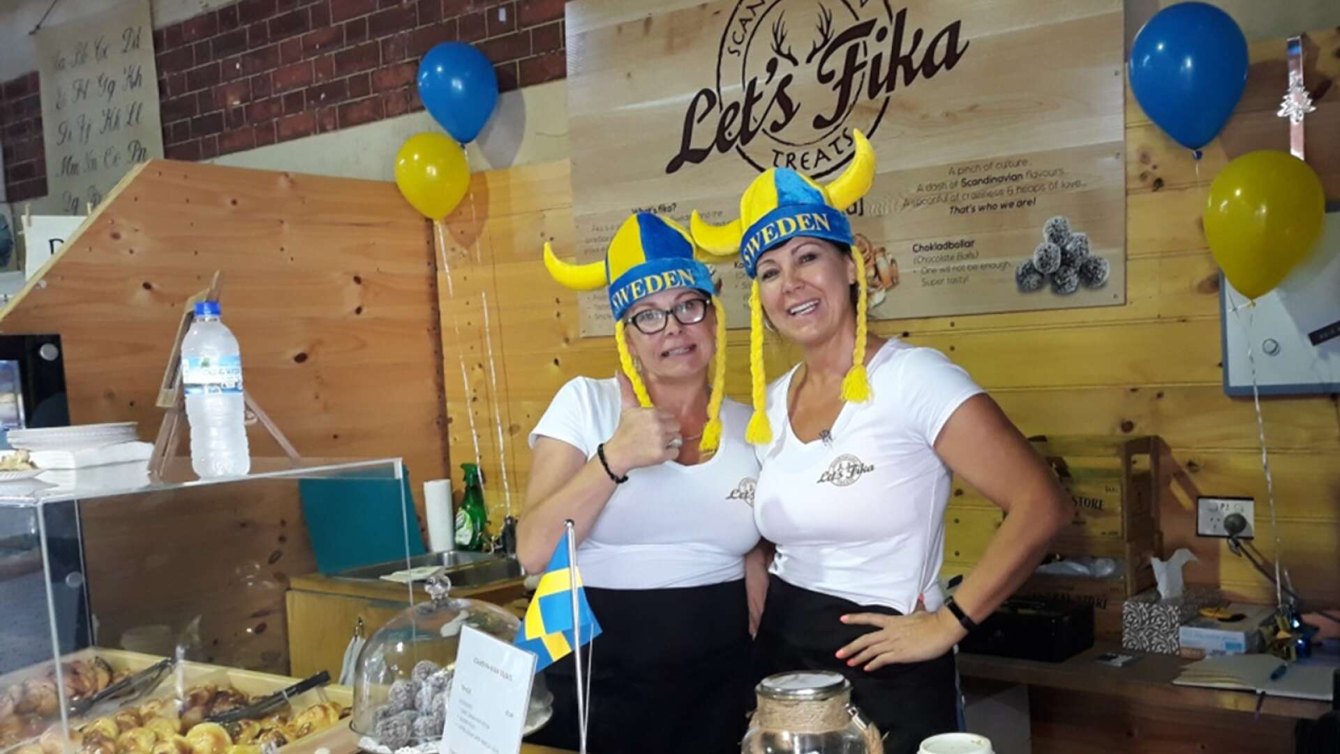 Ulrika Barnes, till höger, med första kollegan Linda på en marknad för att marknadsföra det svenska fikat. 