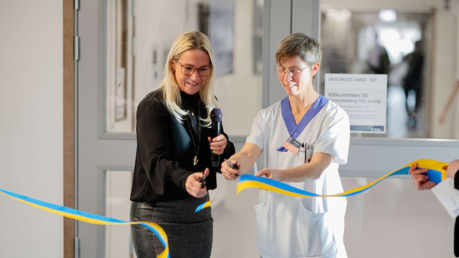 Åsa Johansson, regionstyrelsens ordförande, och Linda Hauge, verksamhetschef, klipper bandet vid invigningen av kirurgens nya lokaler på Centralsjukhuset.