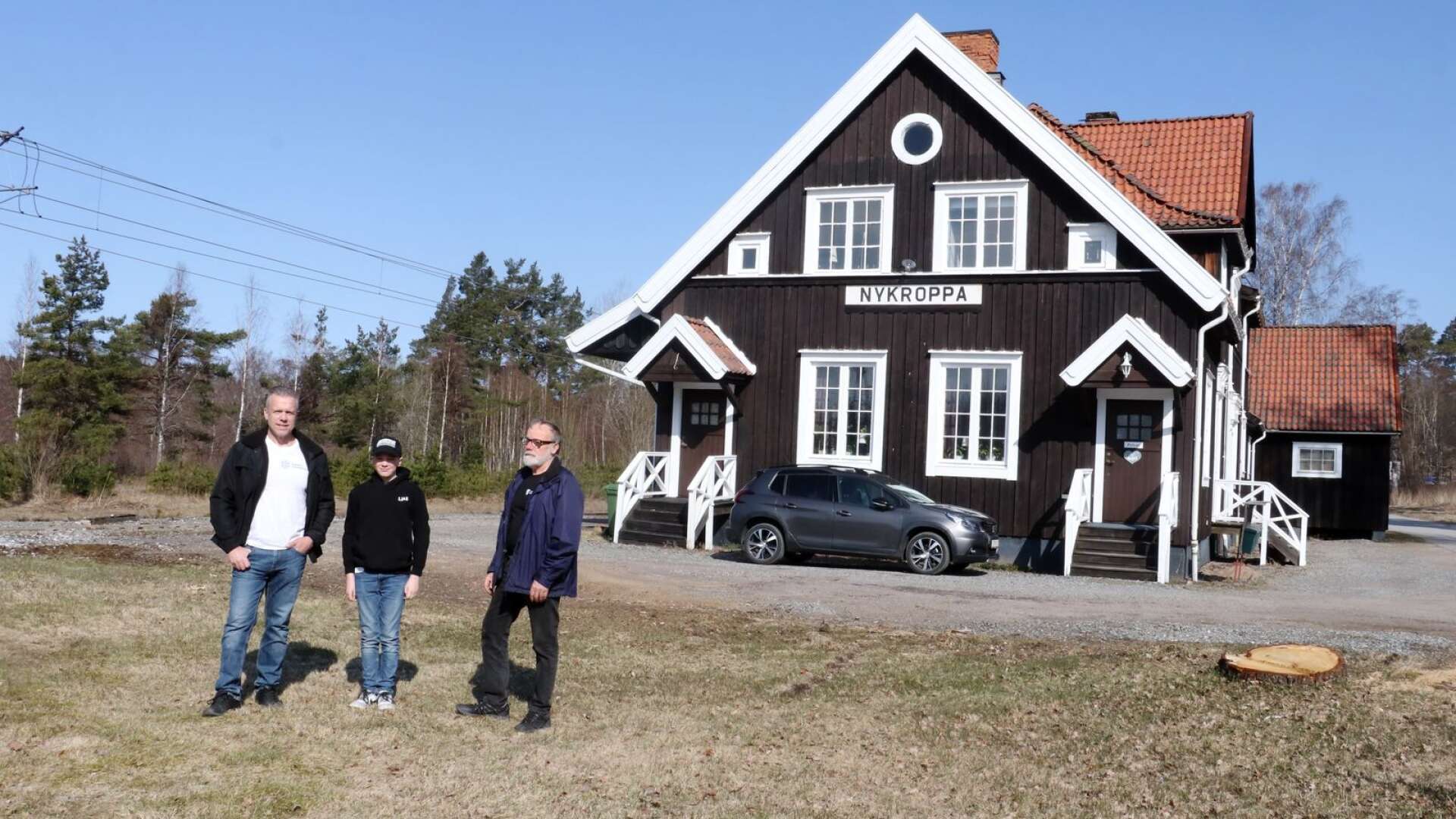 Patrik Fornander köpte stationshuset i Nykroppa för över 30 år sedan. Hans son Lias Collin och pappa Axel Fornander hjälper till att hålla efter fastigheten. 