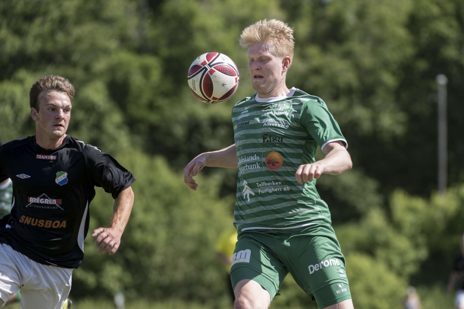 Högsäters GF–Ödsmåls IK 3–1. Daniel Blom med bollen.