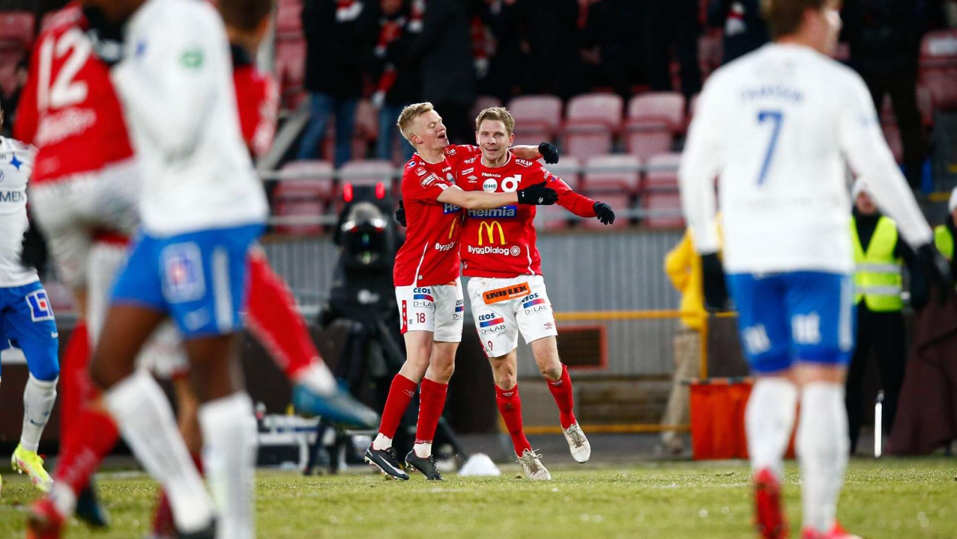 Axel Lindahl och Johan Bertilsson, två av Degerfors målskyttar, målfirar.