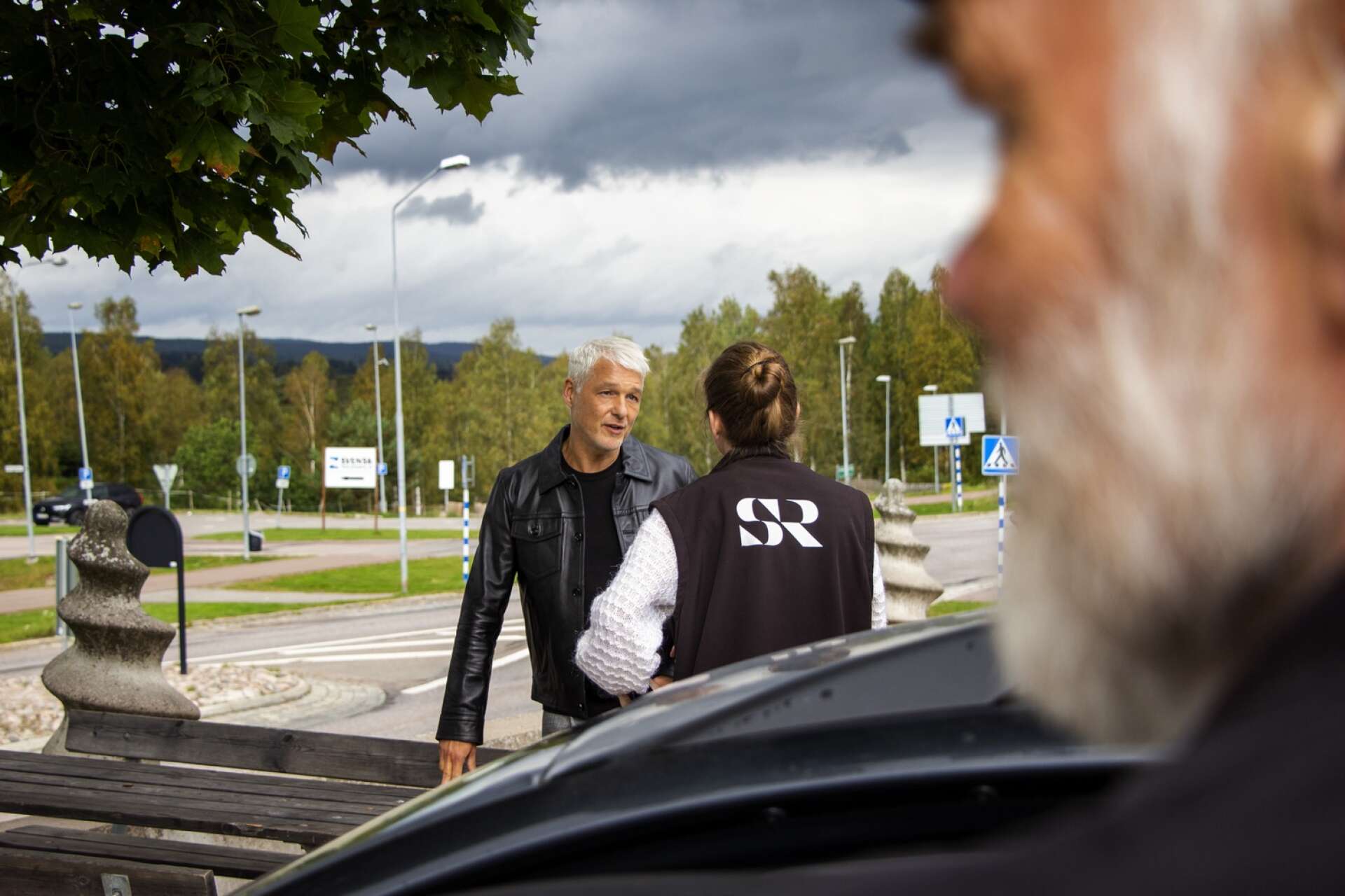”Vilket himla liv, nu är både NWT och Värmlandsradion i Koppom”, konstaterar en man på parkeringen utanför Coop. P4 Värmland gör en intervju med Mathias Holmgren inför boksläppet. 