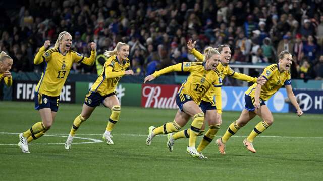 Sverige jublar efter vinst på straffar  i förlängingen av söndagens åttondelsfinal mellan Sverige och USA på Melbourne Rectangular Stadium under fotbolls-VM i Australien.