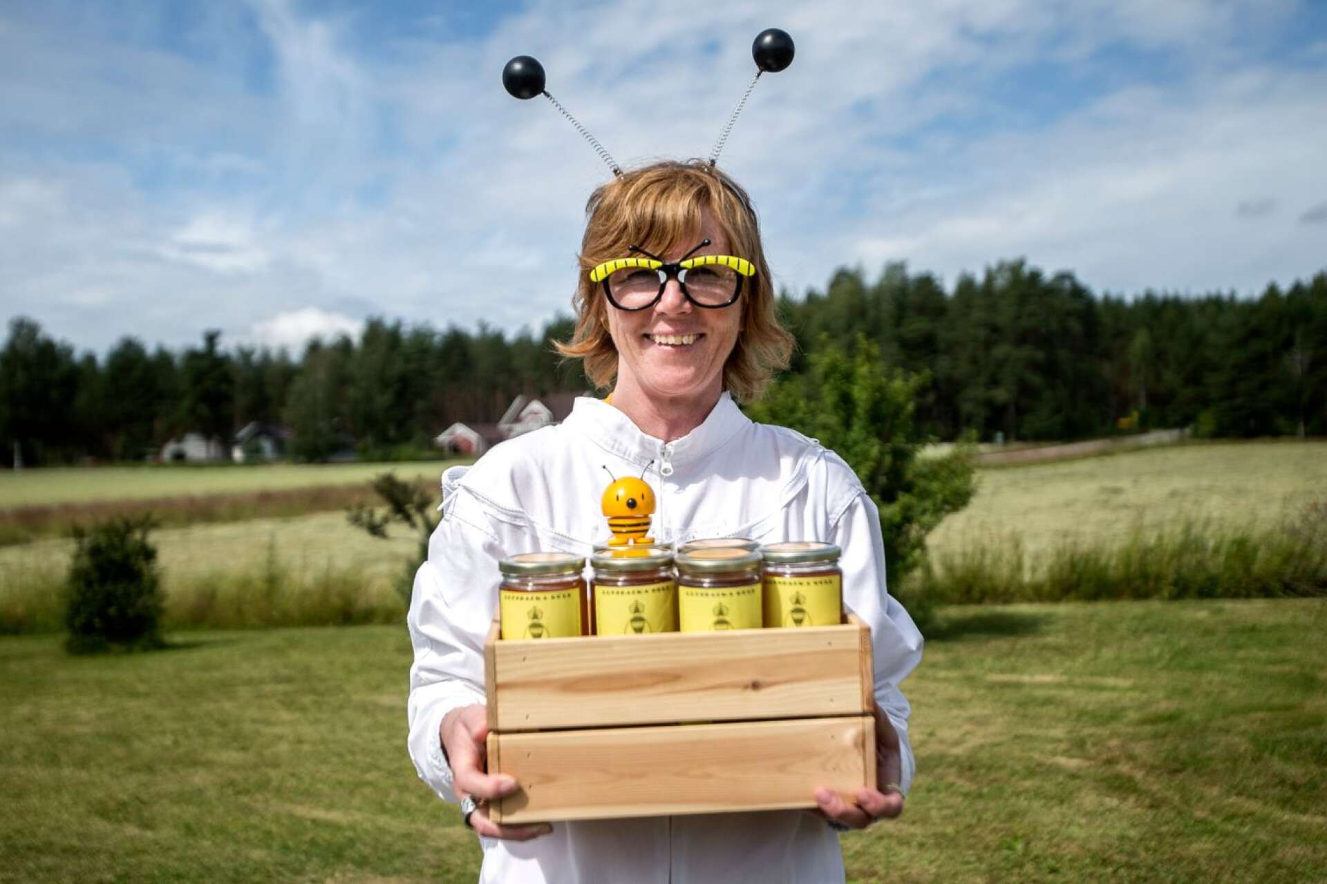 Allt från läppbalsam och hudsalva till kakor. “Användningsområdet för honung är stort”, säger Anne-Marie Vikla.