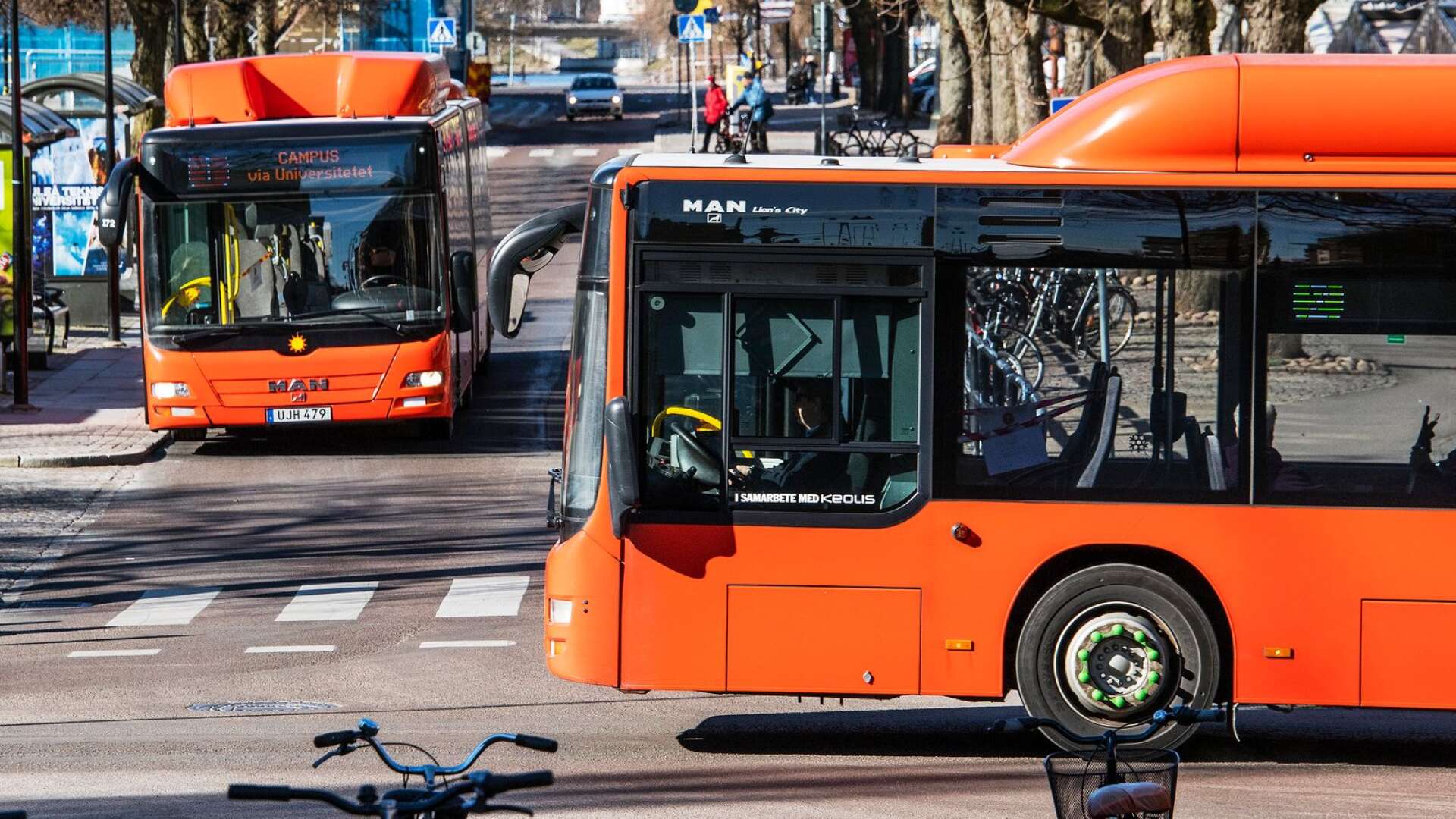 Vi vill utveckla Karlstads busstrafik genom att fortsätta bygga ut snabbusslinjen och förbättra bussarnas framkomlighet i stadstrafiken med prioriterade busstråk och hög turtäthet, skriver Monika Bubholz.