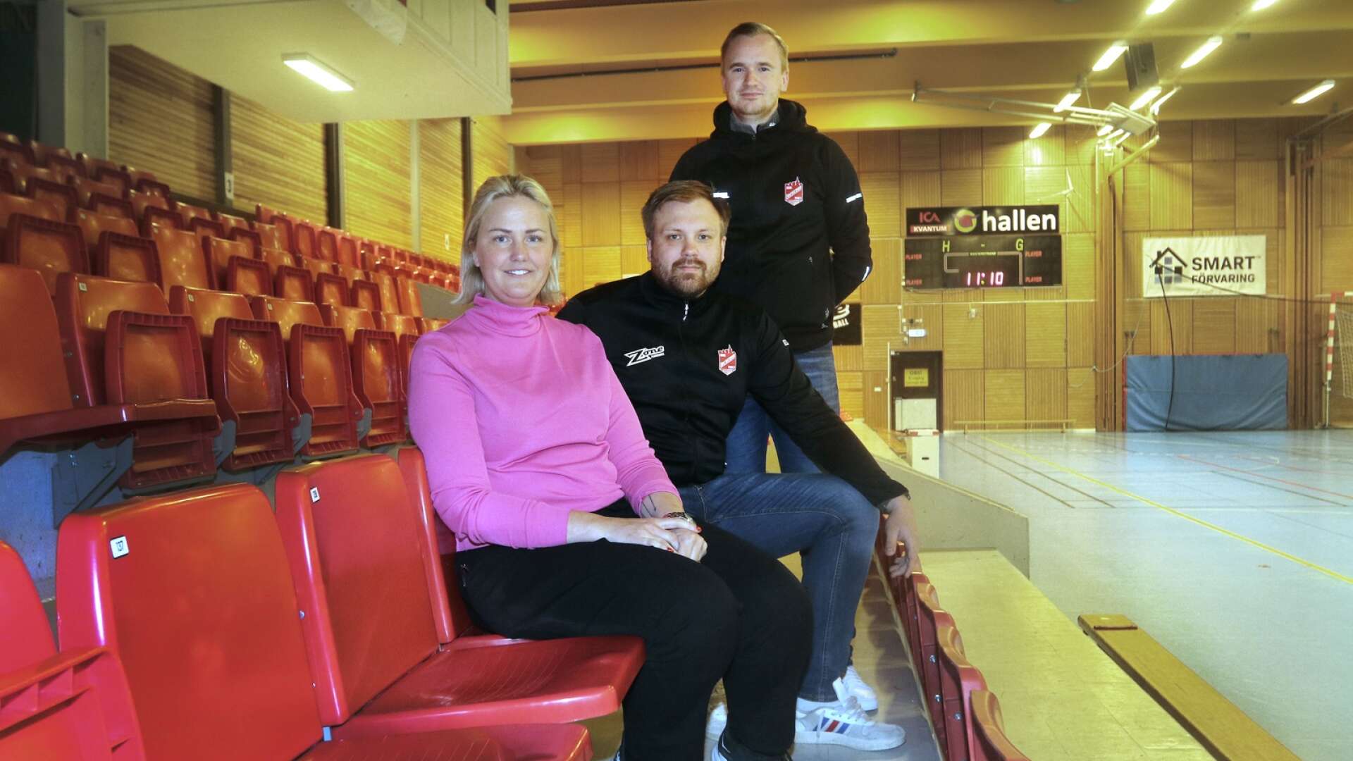 Arbetet inom IBK Lockerud Mariestad går vidare för klubbchefen Elin Werner, Mickael Fredriksson och Jesper Myrlund (stående). Fredriksson fortsätter som damtränare i SSL medan Myrlund lämnar herrlaget och koncentrerar sig på att vara sportchef. 