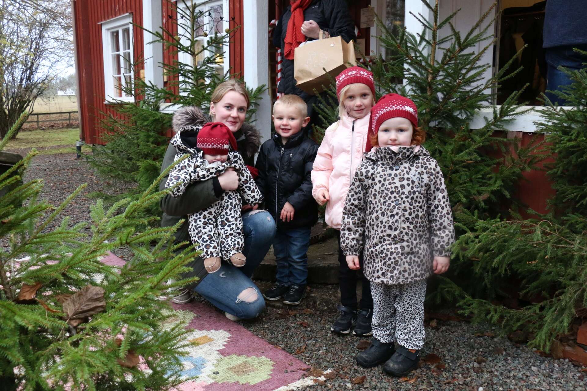 Rebecka Hansen från Väne-Ryr trivdes på Alltorps julmarknad. Här med brorsbarnet Nova på armen och hennes egna barn Arvid och Sigrid samt kompisen Mira längst till höger i bild.