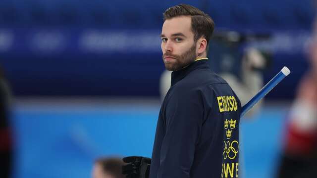 De svenska curlingherrarna, ledda av skippern Oskar Eriksson, är klart för slutspel i curling-EM. Arkivbild.