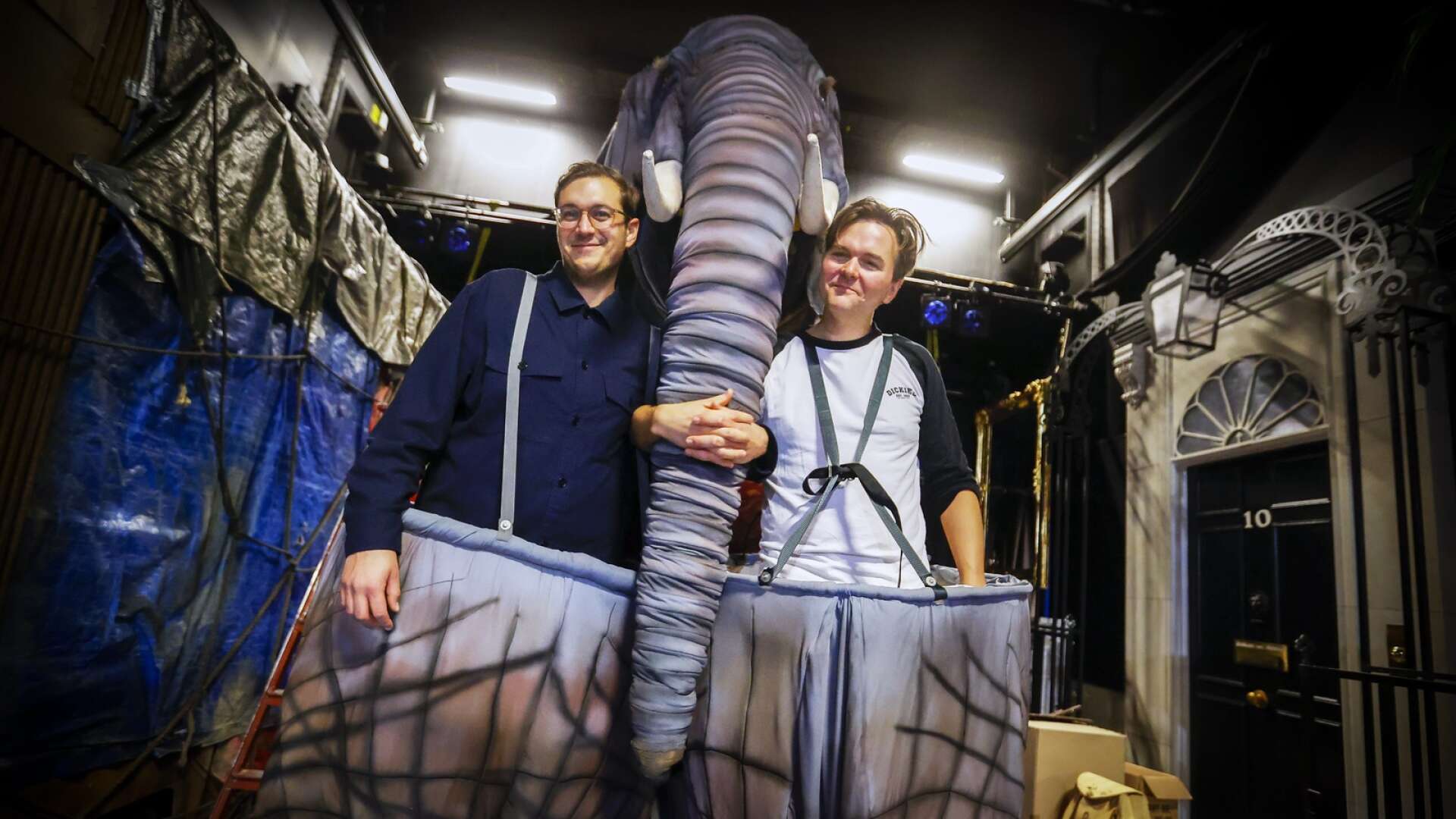 Elefanten Sonja har en viktig roll i Hundraåringen som klev ut genom fönstret och försvann, som spelas på Wermland opera. Den sinnrika elefanten bärs upp av Hani Arrabi (fram) och Valdemar Möller (bak).