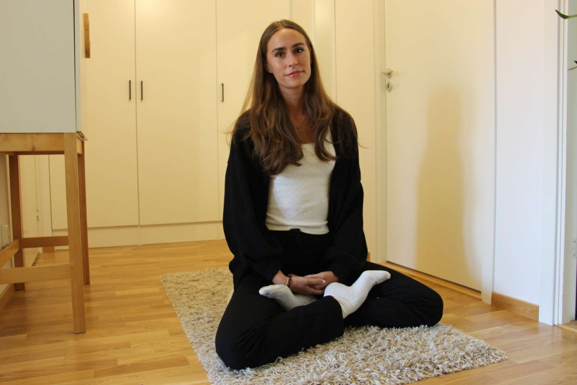 Maya Lindvall är yogainstruktör och menar att yoga är ett bra sätt att bli av med stress.
