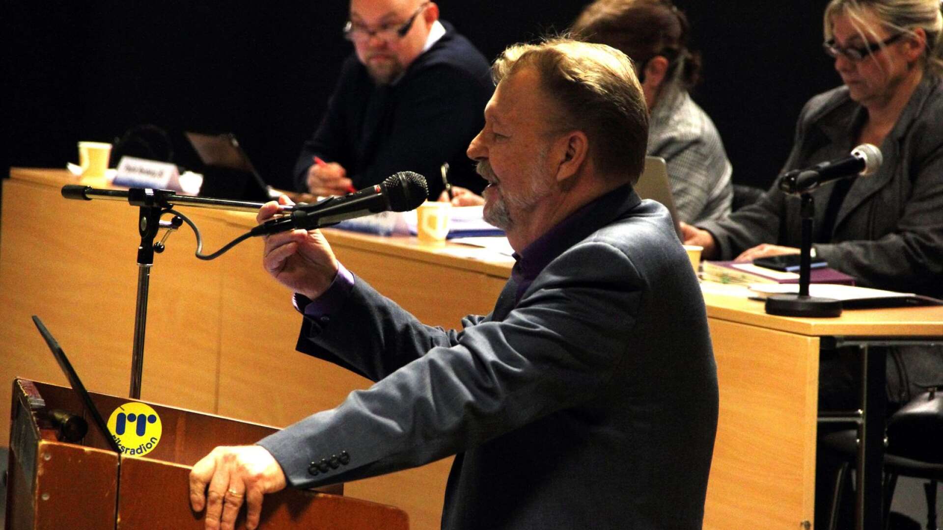 Peter Nyström (SD) yrkade bifall till deras motion om enbart svenska som språk i Degerfors skolor, men fick ingen respons för det i kommunfullmäktige som avslog motionen.