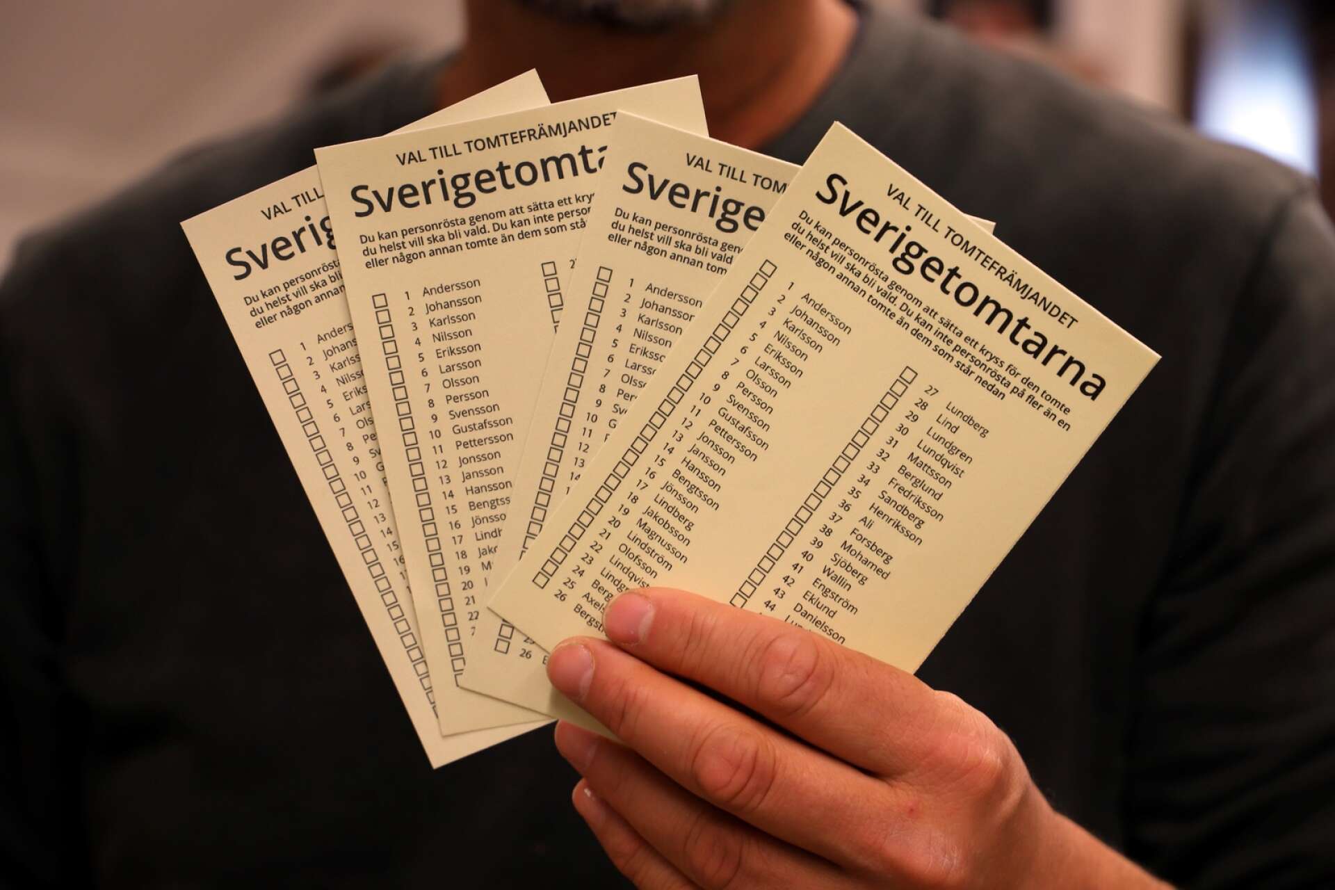 Johan Gaellman har gjort valsedlar till Sverigetomtarna som också blir listan till utställningen på Konstfrämjandet.