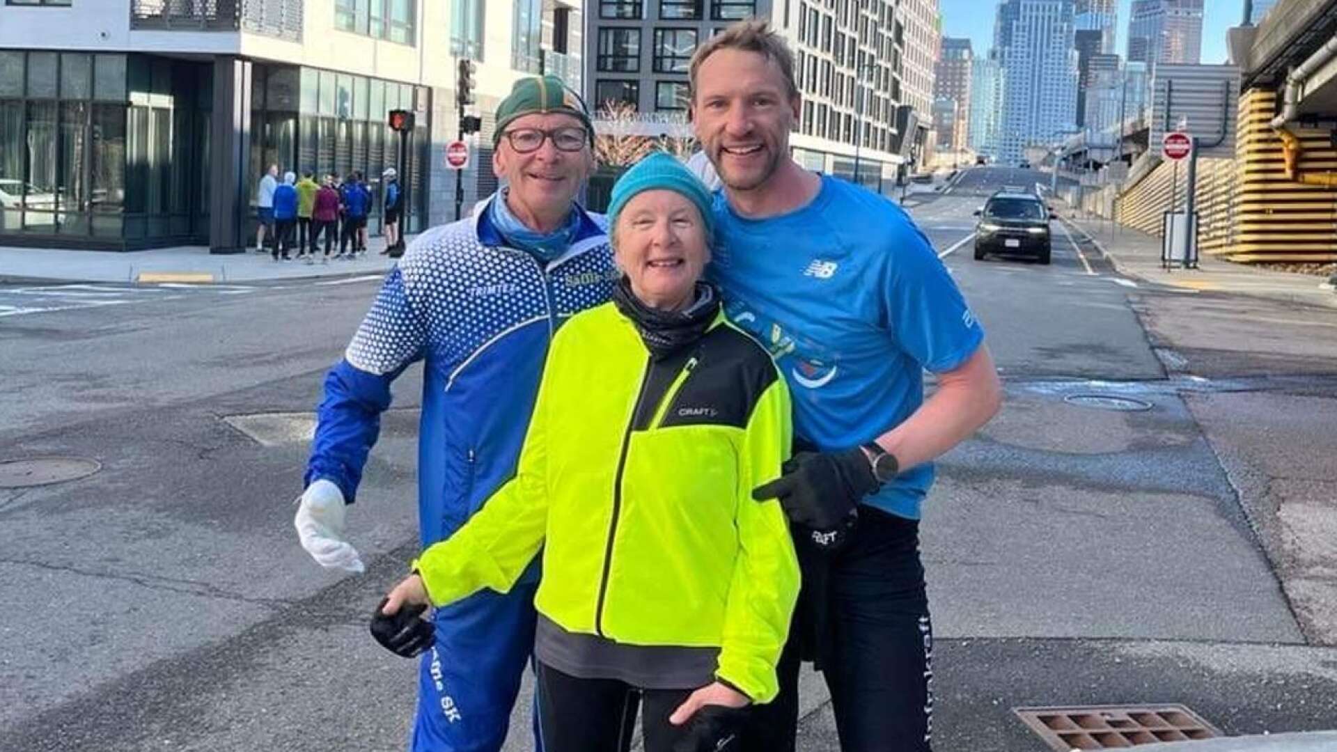 Lennart Westerlind och Kristina Skar Westerlind tycker det är extra roligt att sonen Erik Westerlind hakat på de två senaste maratonloppen.