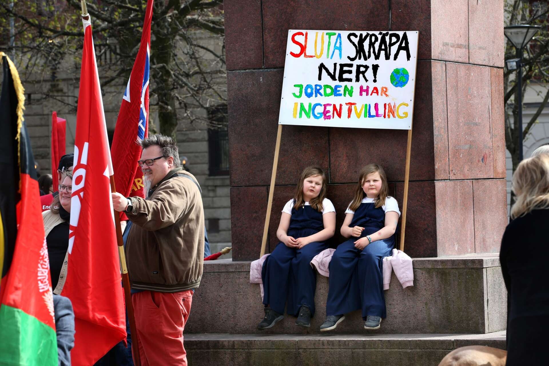 1 maj. Första maj firades i Karlstad med demonstrationståg och tal. Tvillingarna Alva och Elin Casserlund hade gjort ett eget plakat.