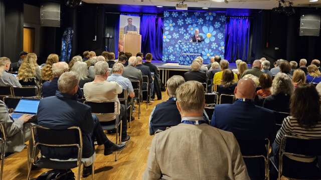 130-talet SD-medlemmar kom för att delta i partiets valkickoff i Skaraborg. De fick bland annat lyssna till partiets toppkandidat Charlie Weimers.