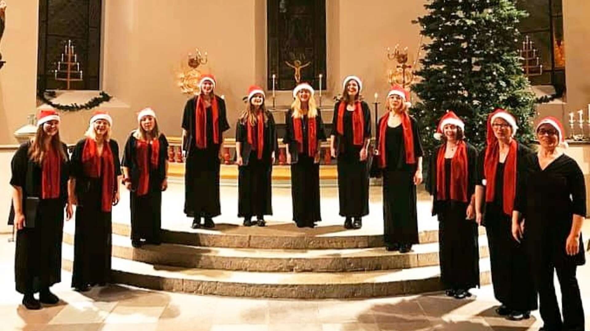 Ensemblen från folkhögskolan bjöd på julkonsert i en fullsatt kyrka.