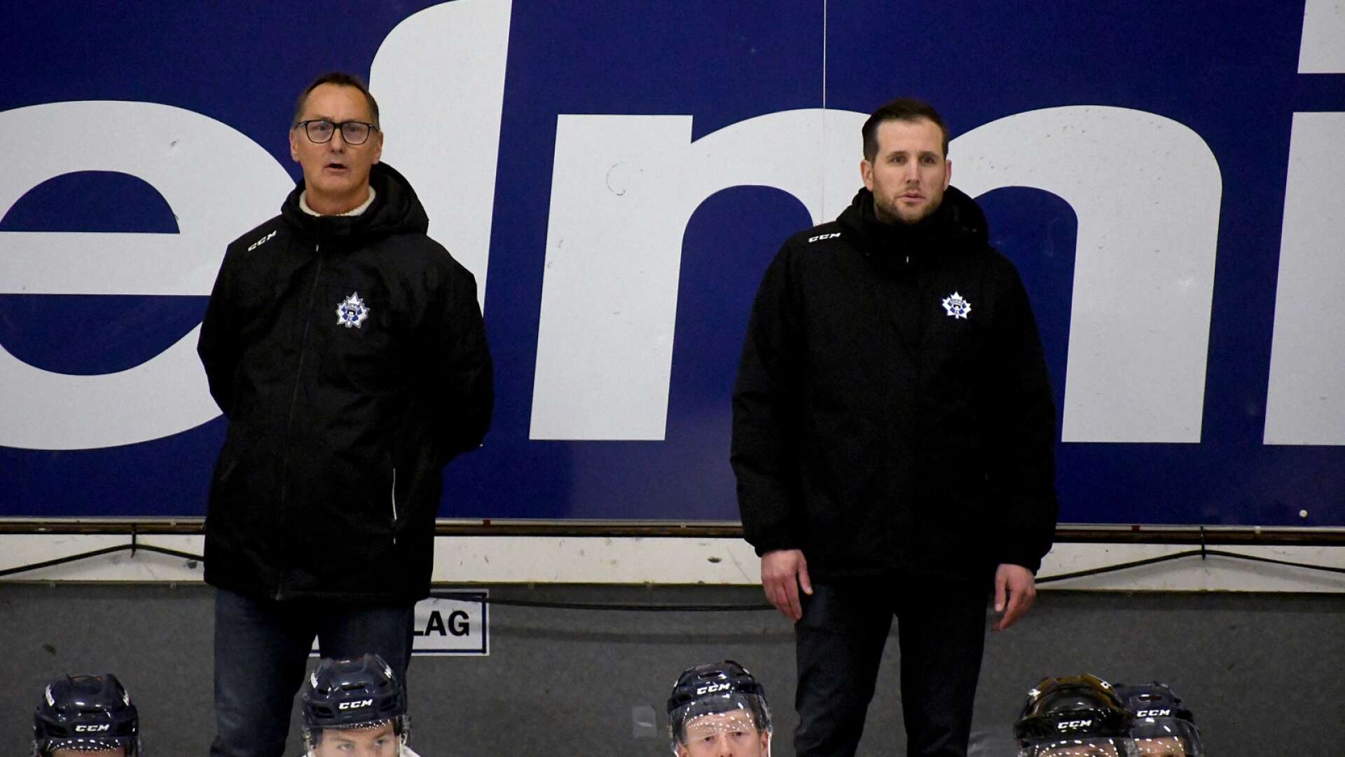 Tränaren Mikael Johansson (till vänster) kan konstatera att hans Sunne IK fortfarande är obesegrat i Hockeytrean.