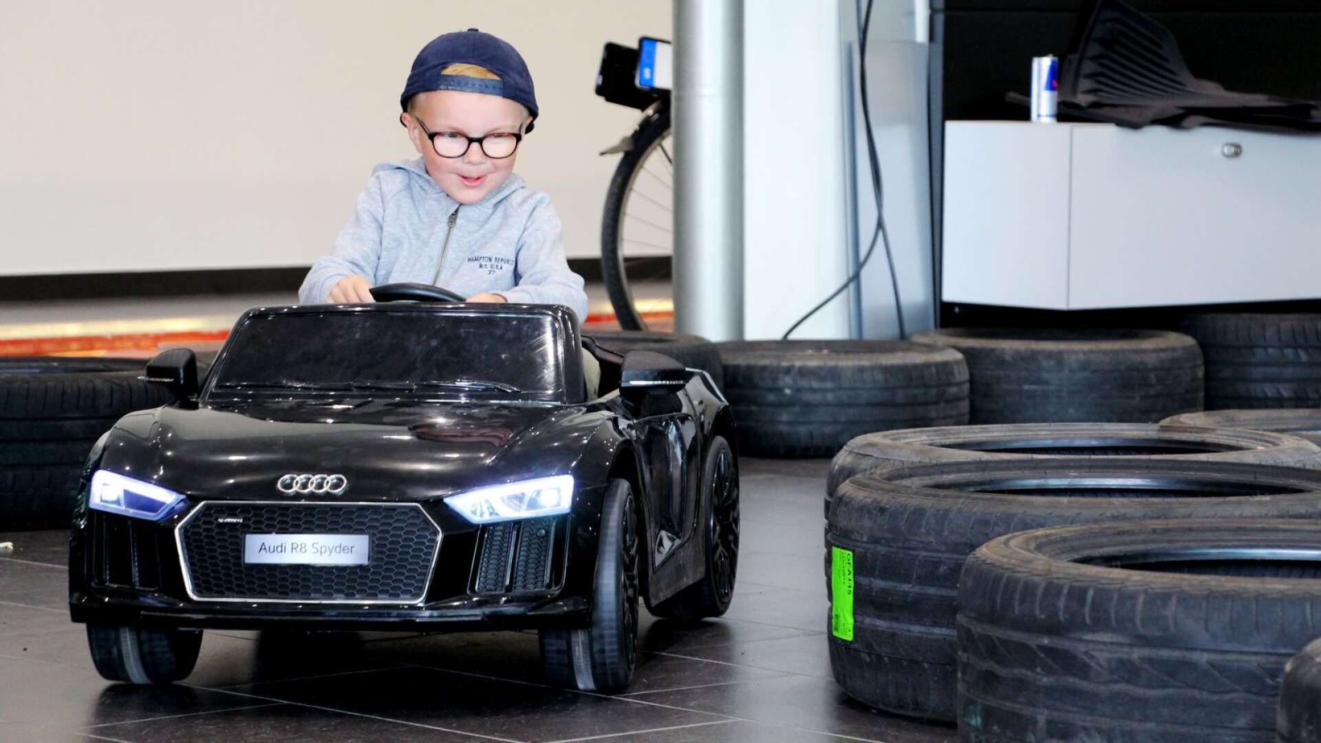 Fyraåriga Filip Karlstad körde ett varv i det elbilsrace som gick att testa under lördagens Barnens dag på Lecab i Karlstad.