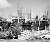 En lång vinter och en sen vår gjorde att byggstarten fördröjdes. Den förseningen gjorde att hela bygget försenades. Men 1958 kunde man i alla fall påbörja bygget.