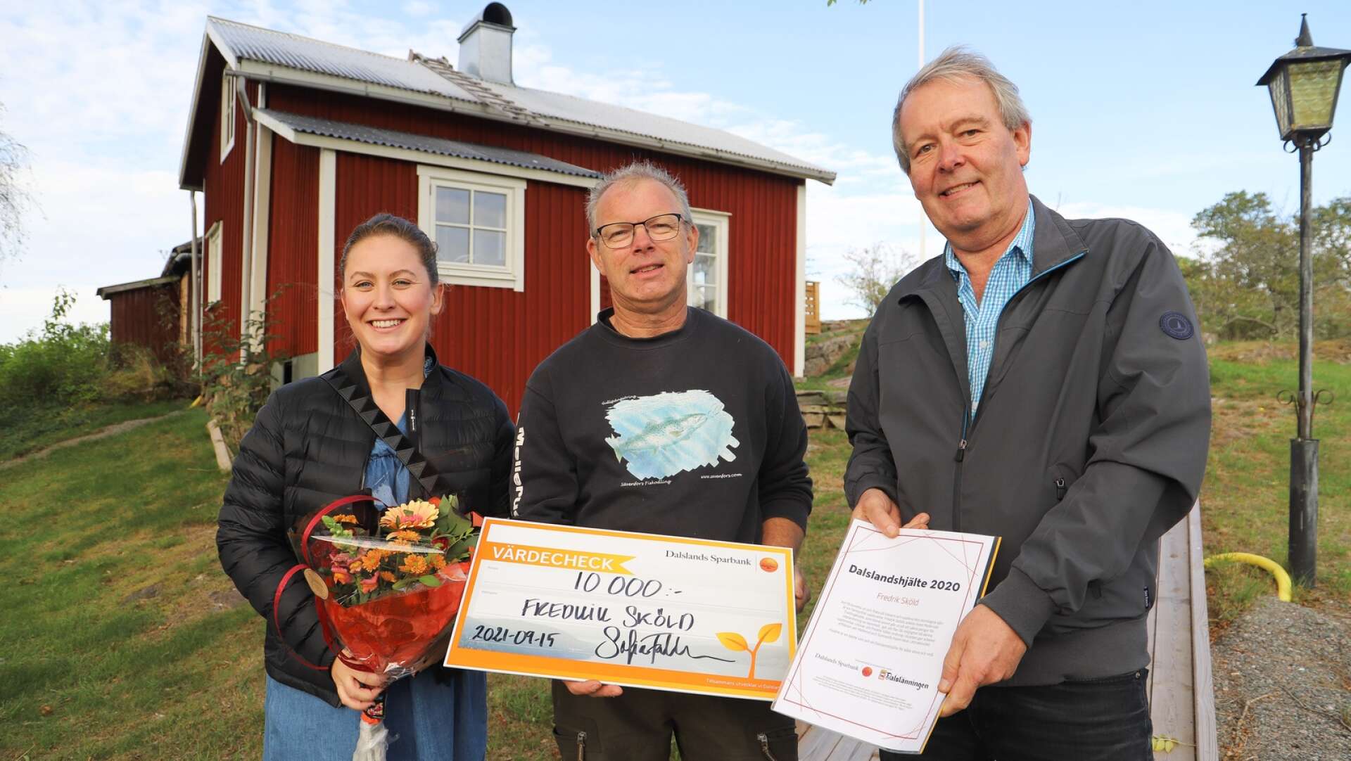 Fredrik sköld, kassör i Melleruds Trollingklubb, uppvaktades av Sofia Falkman, Dalslands Sparbank, och Thomas Wallin, Dalslänningen när han mottog utmärkelsen Daslandshjälte 2020.