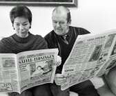 Säffle-Tidningen bytte format för 25 år sedan. Lars-Ivar Karlsson har en tidning i det gamla fullformatet. Lena Nilsson har fått en tidning i nya tabloidformatet.