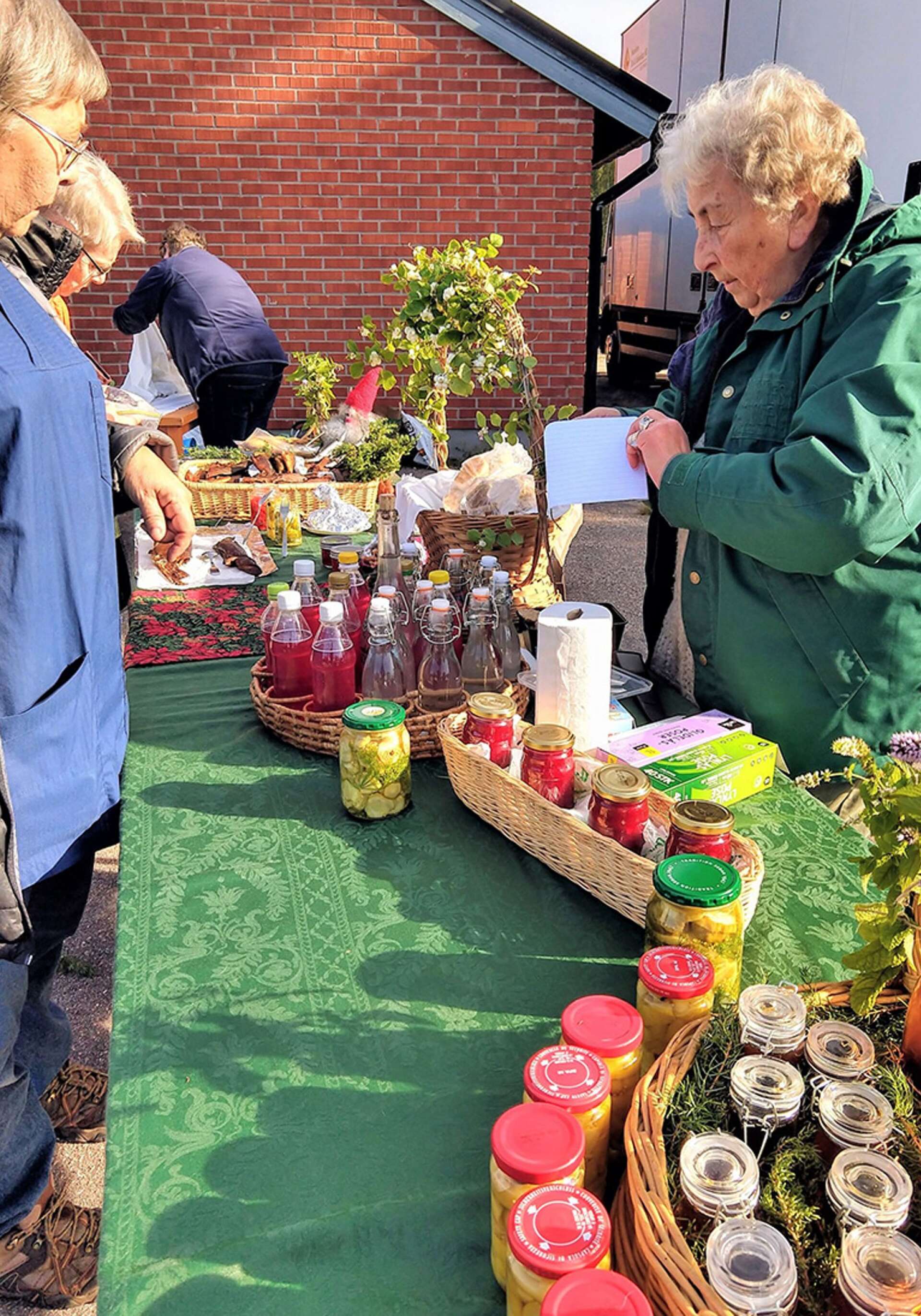 Solveig Åhs på höstmarknad i Ambjörby.