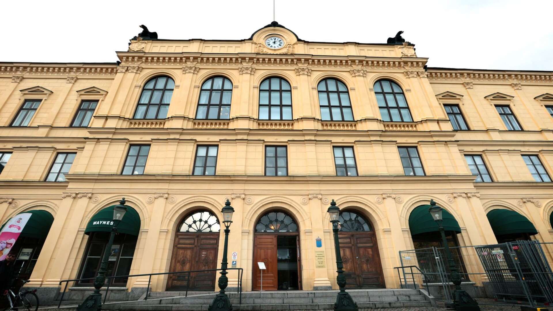 En tatuerare i Värmland är nu häktad för ytterligare sexuella övergrepp mot tidigare kunder.