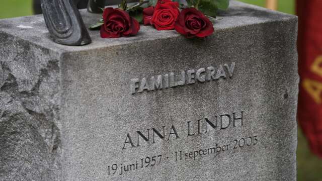 Anna Lindhs grav på Katarina kyrkogård i Stockholm. På måndag är det 20 år sedan hon mördades.