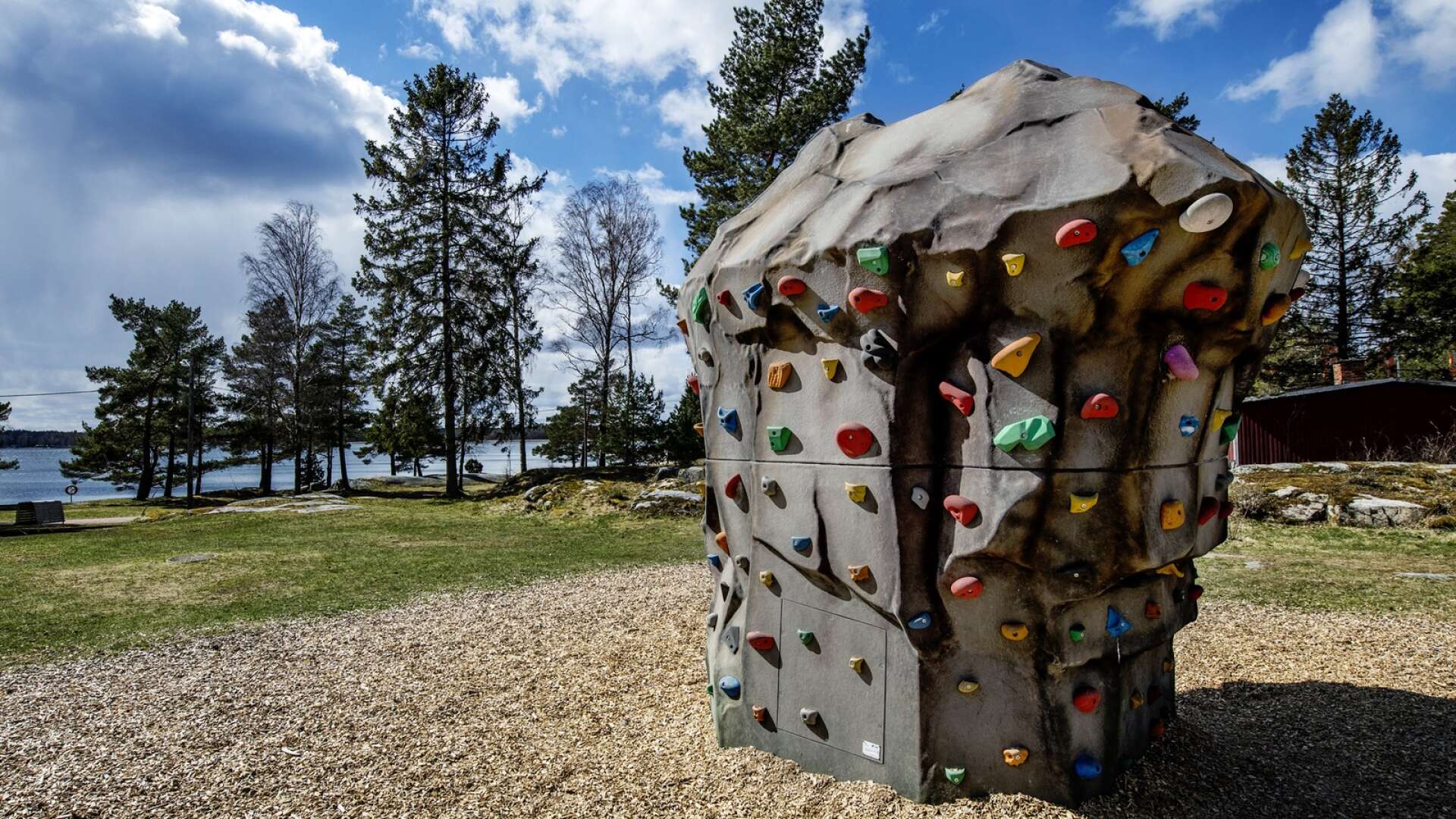 Länsstyrelsen har beslutat att det här klätterredskapet som Karlstads kommun har byggt på Skutberget i Karlstad får stå kvar.