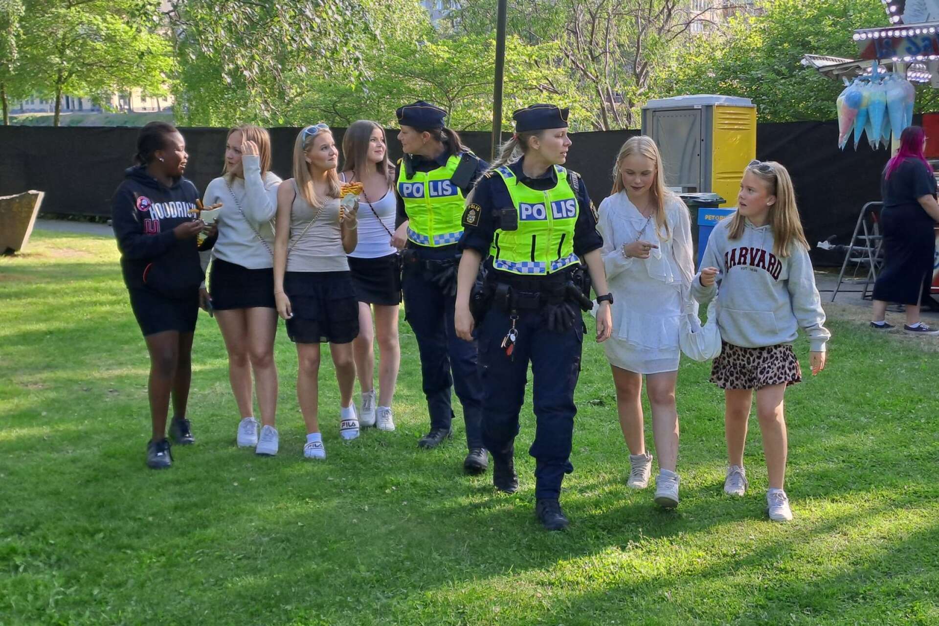Poliserna Anna Bengtner och Johanna Sundbäck var på plats för att sprida trygghet.