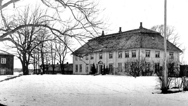 Säffle herrgård fick 1867 norsk ägare. Medan familjen Wiel bodde på Säffle herrgård kom dödsbud från släktingar i Norge. Då anade ingen vad det skulle leda till.